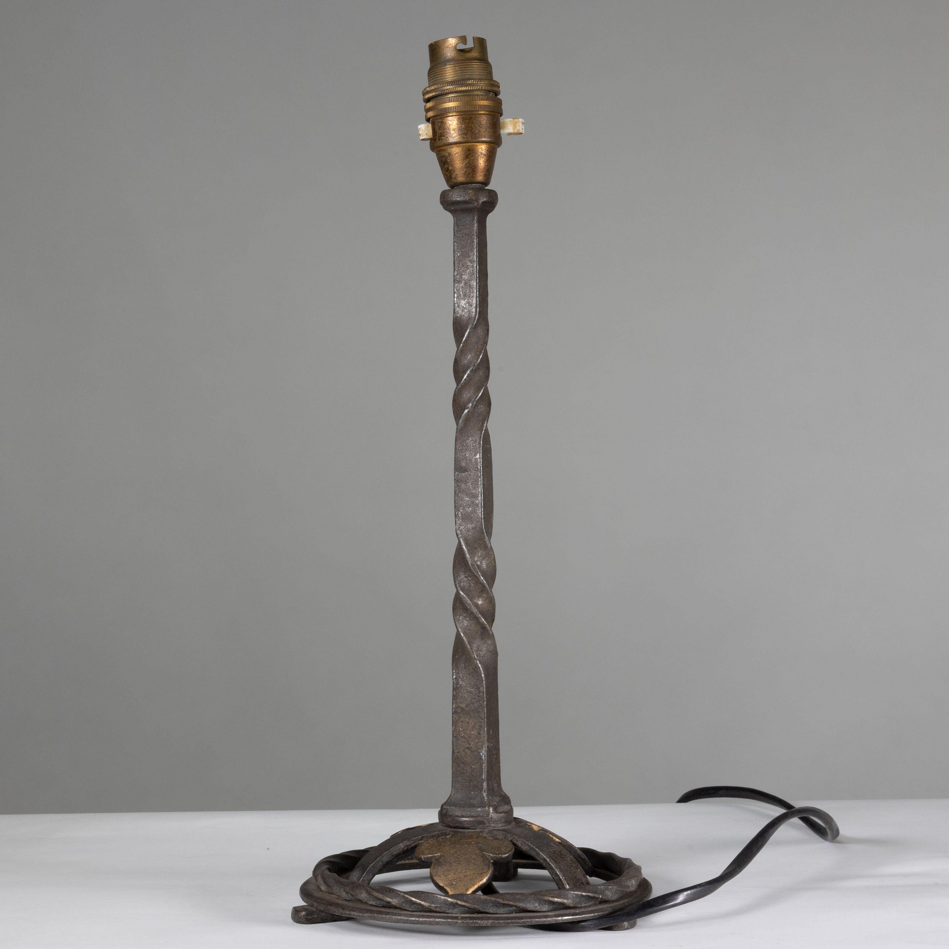 Fer forgé Paire de lampes de table en fer forgé et torsadé de bonne qualité en vente