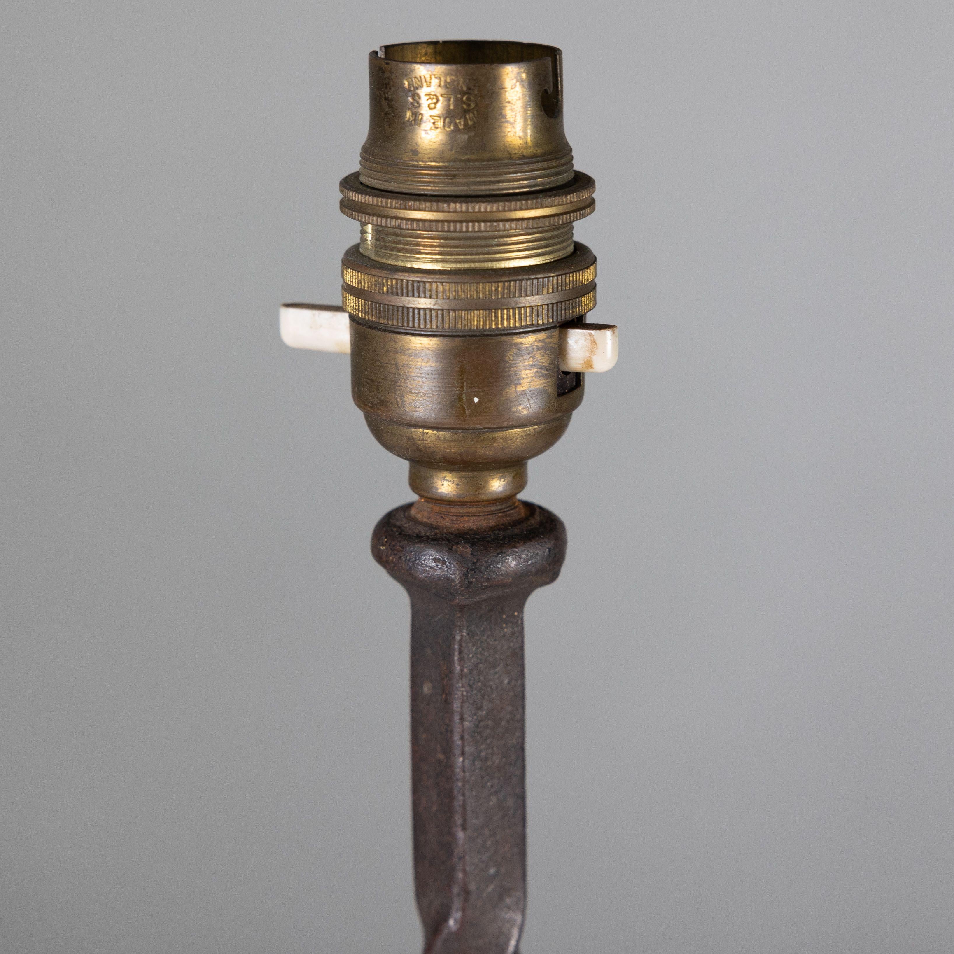 Paire de lampes de table en fer forgé et torsadé de bonne qualité en vente 1