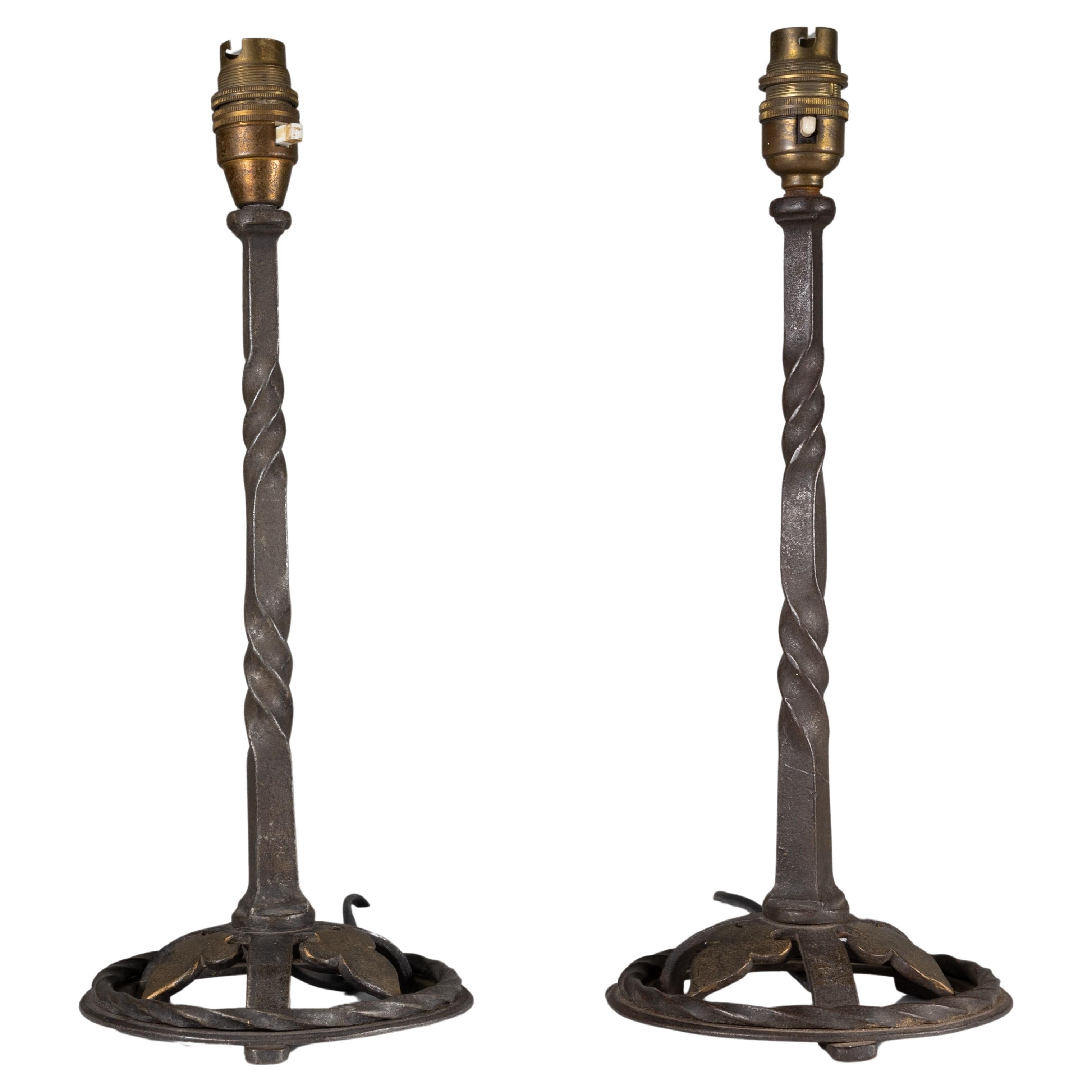 Paire de lampes de table en fer forgé et torsadé de bonne qualité en vente