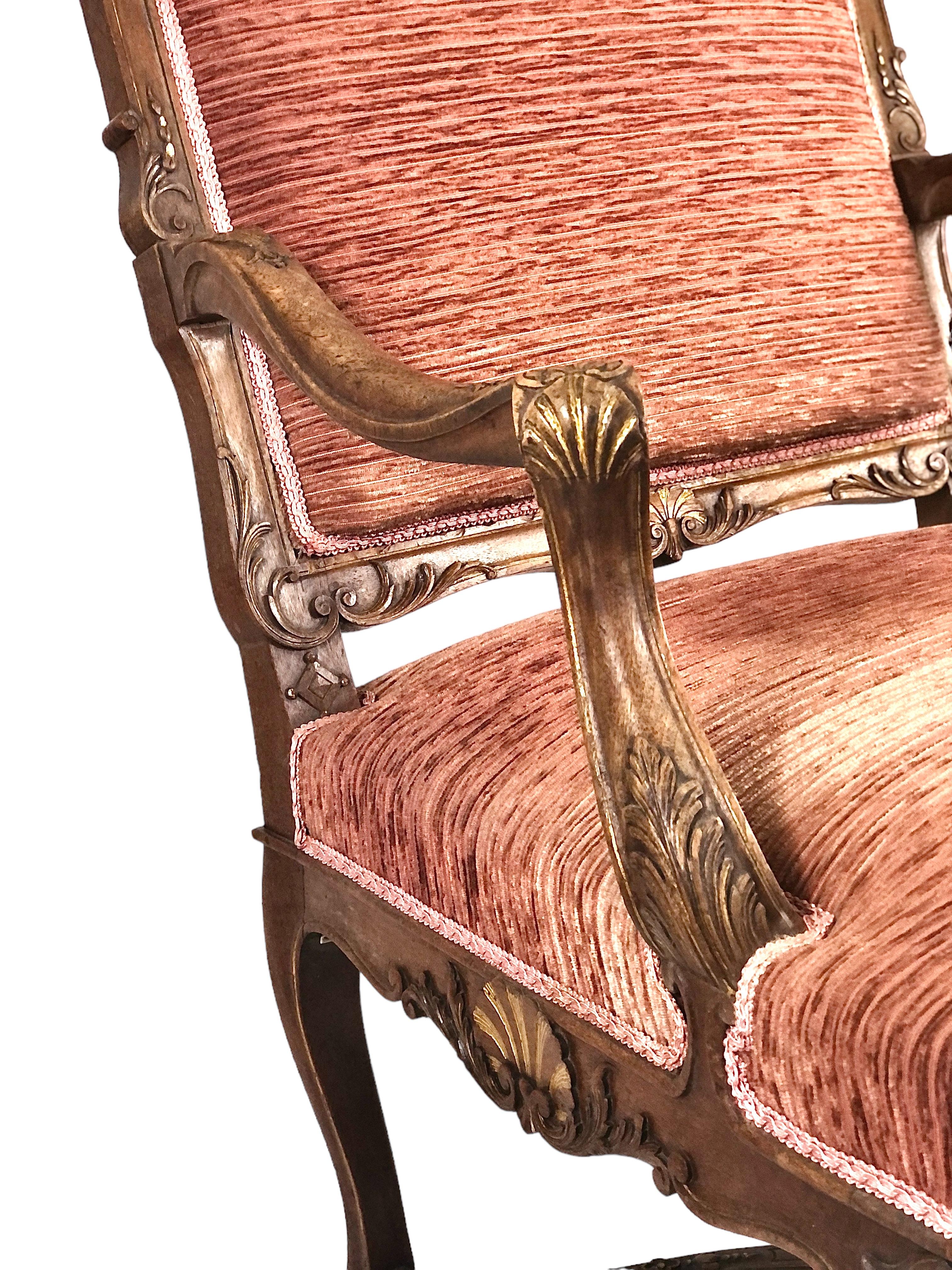 Paire de chaises Regency en noyer du 19e siècle appelées Fauteuils à La Reine en vente 9