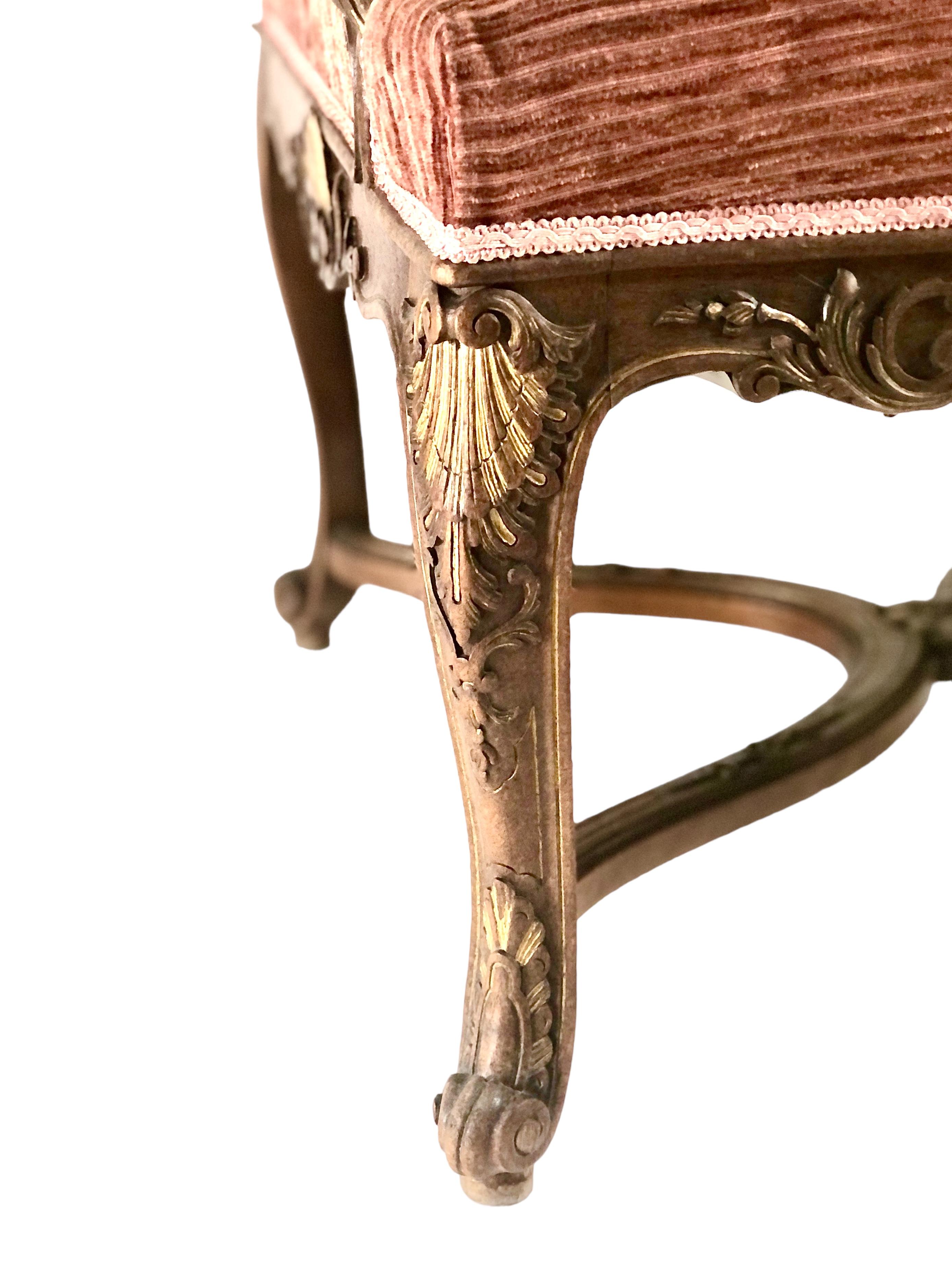 Paire de chaises Regency en noyer du 19e siècle appelées Fauteuils à La Reine en vente 10
