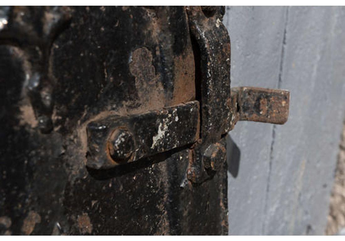 Una coppia di porte gotiche in ghisa in vendita 5