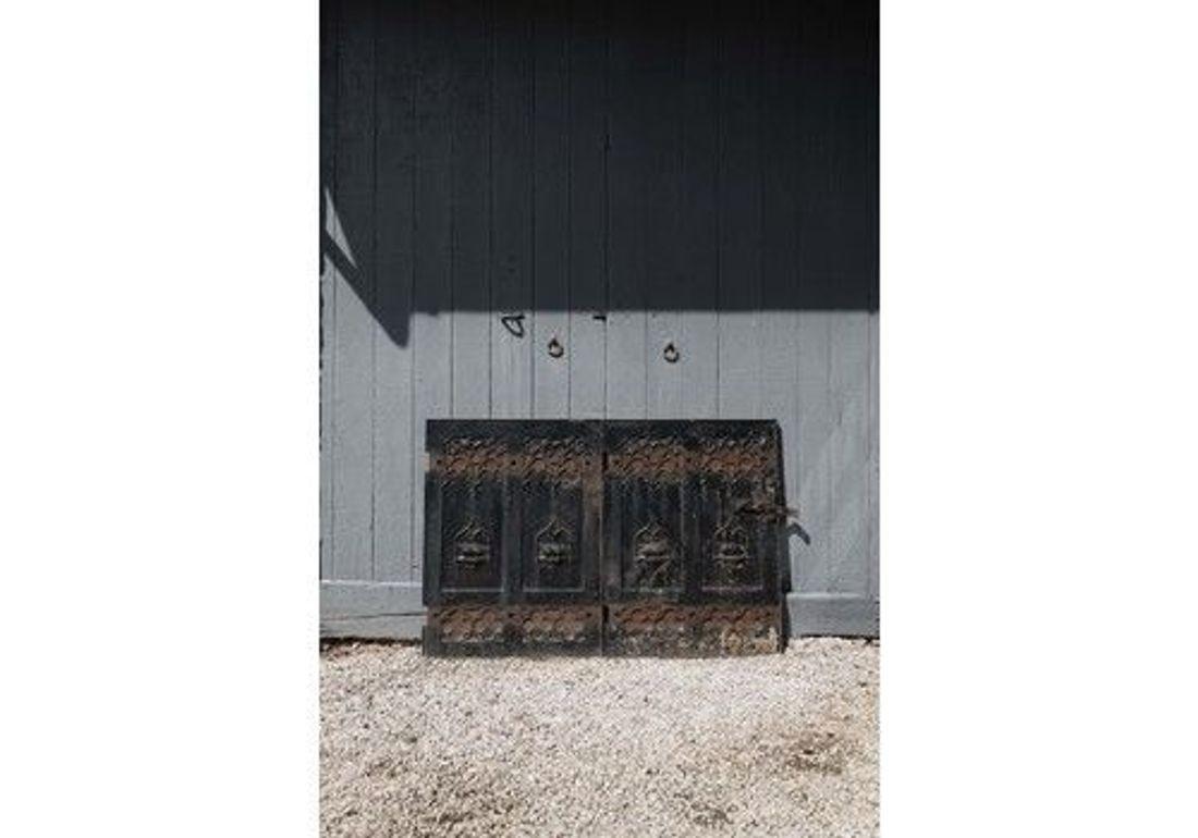 Originaria di una corporazione di York, una coppia di porte gotiche in ghisa con un motivo a forma di maiale o cinghiale. Potrebbe trattarsi del distintivo di Riccardo III o forse del maiale di St Oswalds, in attesa di ulteriori ricerche.