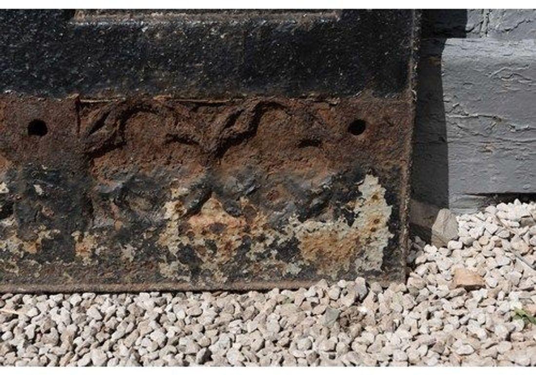 Ferro Una coppia di porte gotiche in ghisa in vendita