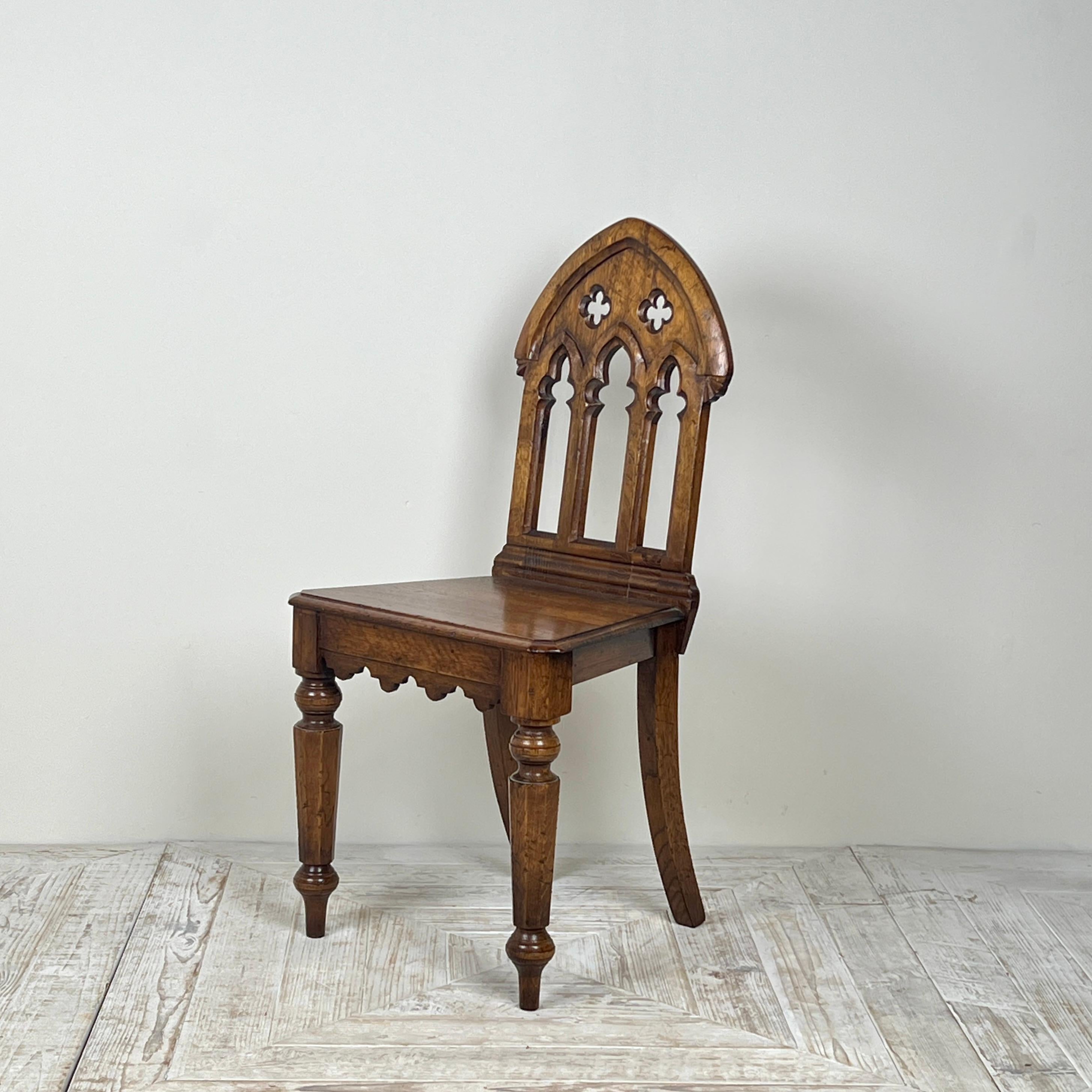 Paire de chaises d'appoint ou de Hall en Oak gothique en vente 2
