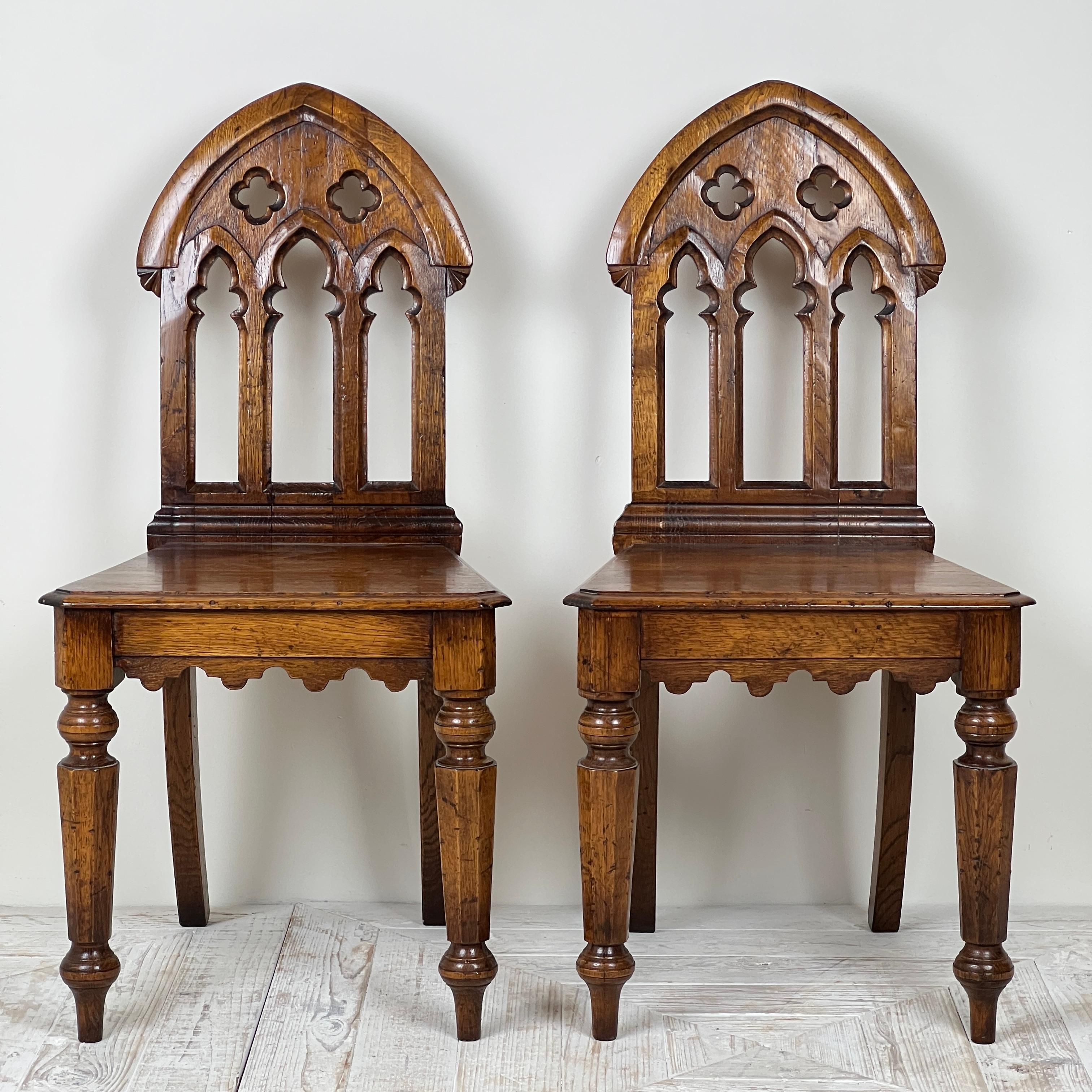 Une bonne paire de chaises d'appoint ou de salon en chêne gothique

Fabriquées en chêne massif, les chaises sont dotées d'un dossier de style gothique ecclésiastique classique. Ils reposent sur des pieds octogonaux effilés à l'avant et sur des pieds