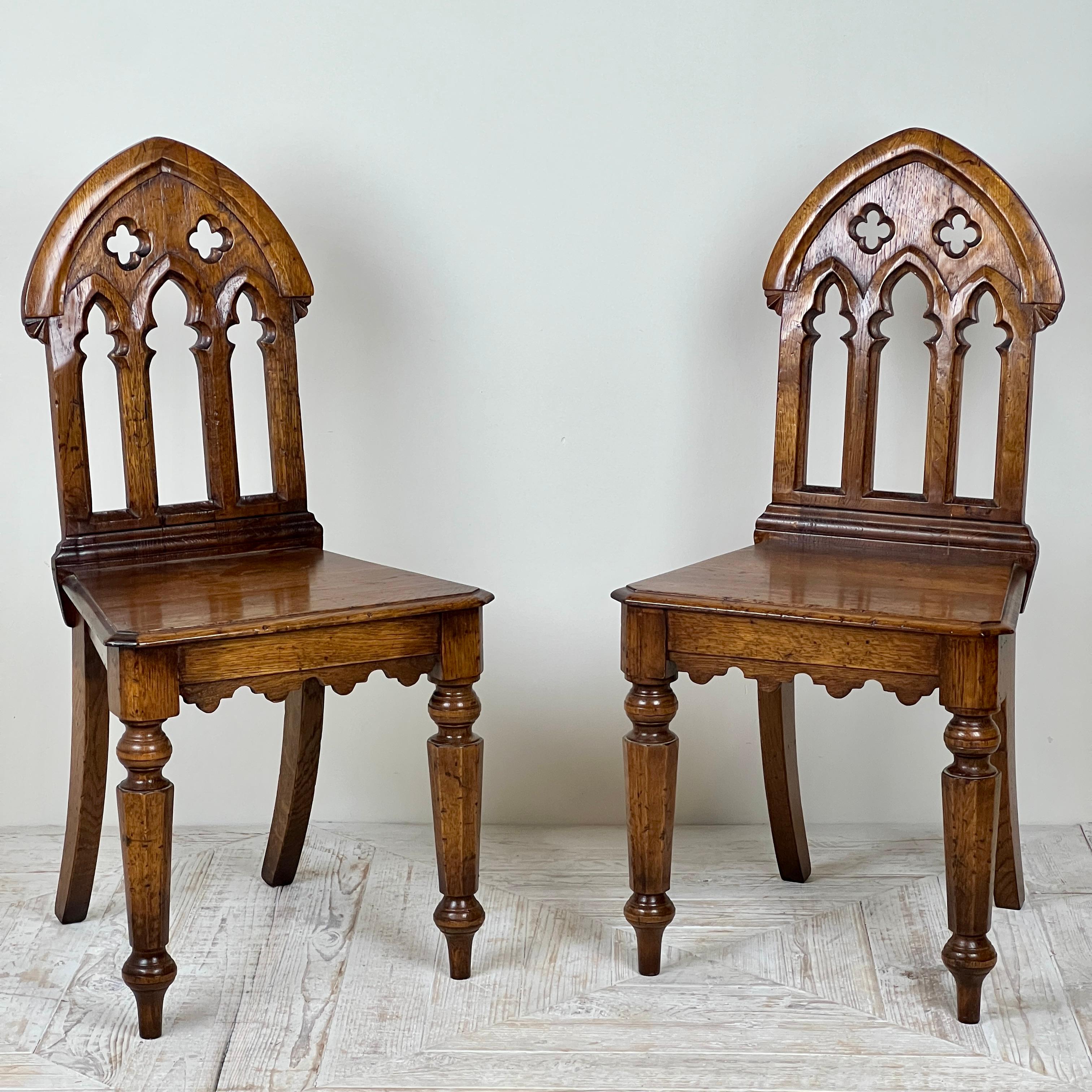 Néo-gothique Paire de chaises d'appoint ou de Hall en Oak gothique en vente