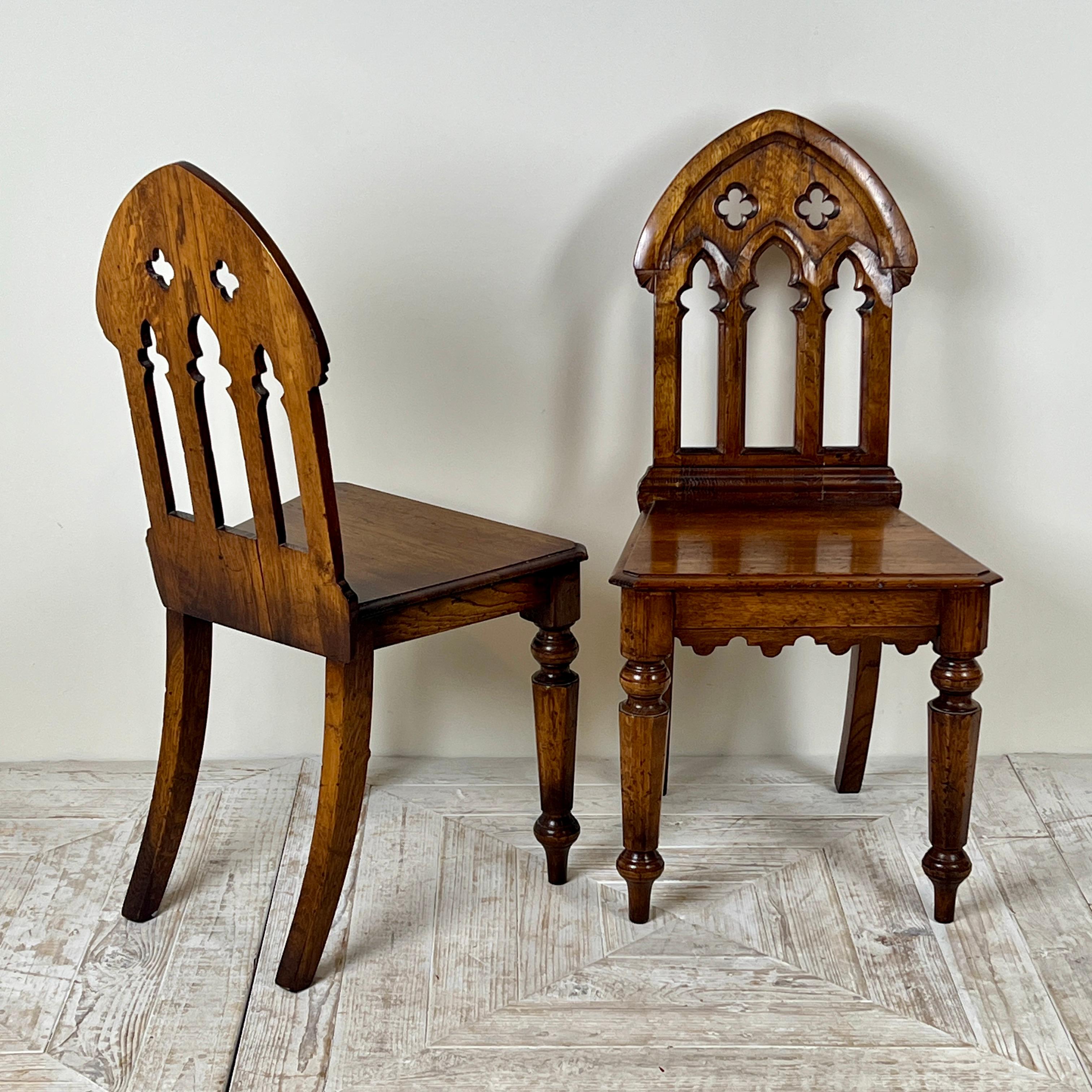 Anglais Paire de chaises d'appoint ou de Hall en Oak gothique en vente