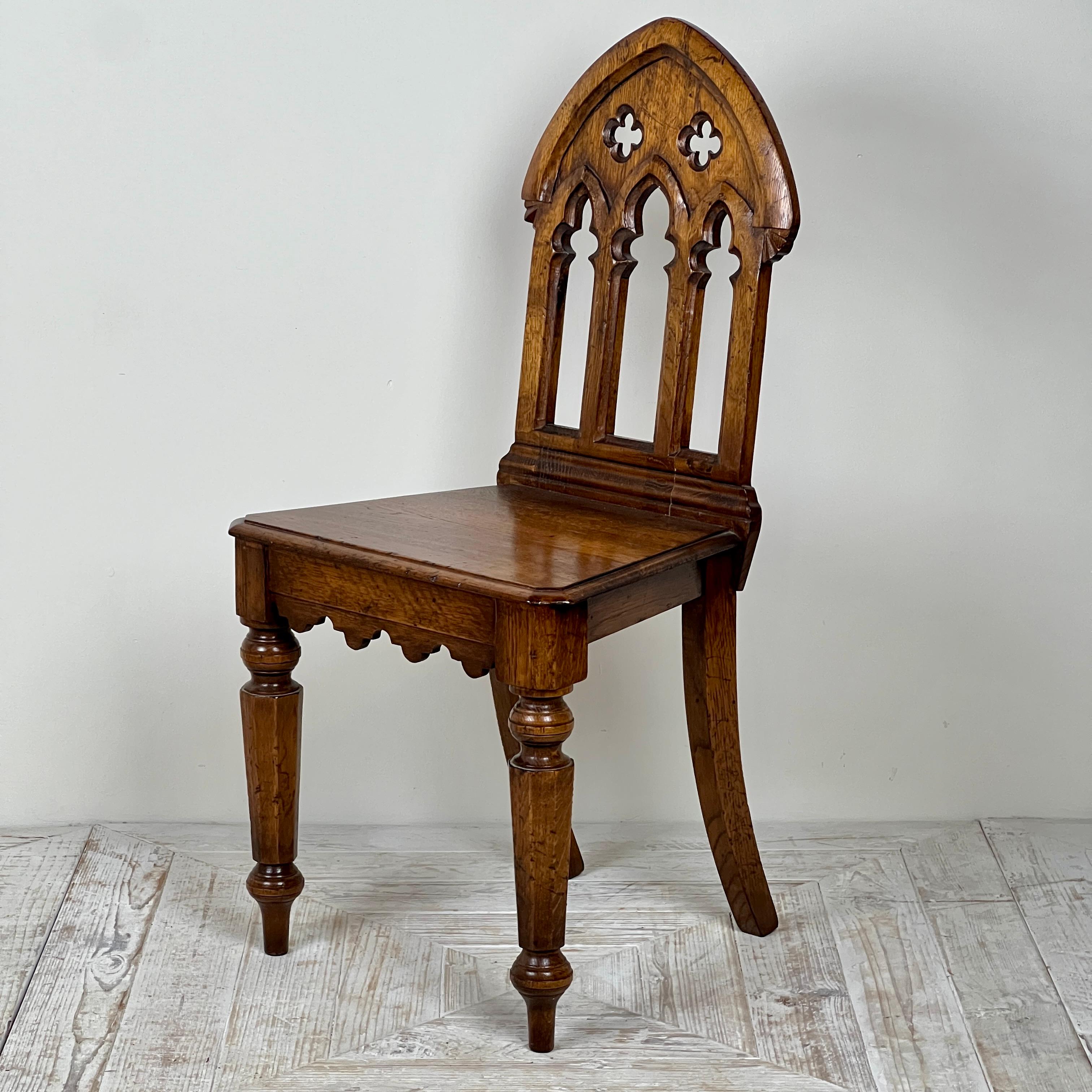 Fait main Paire de chaises d'appoint ou de Hall en Oak gothique en vente