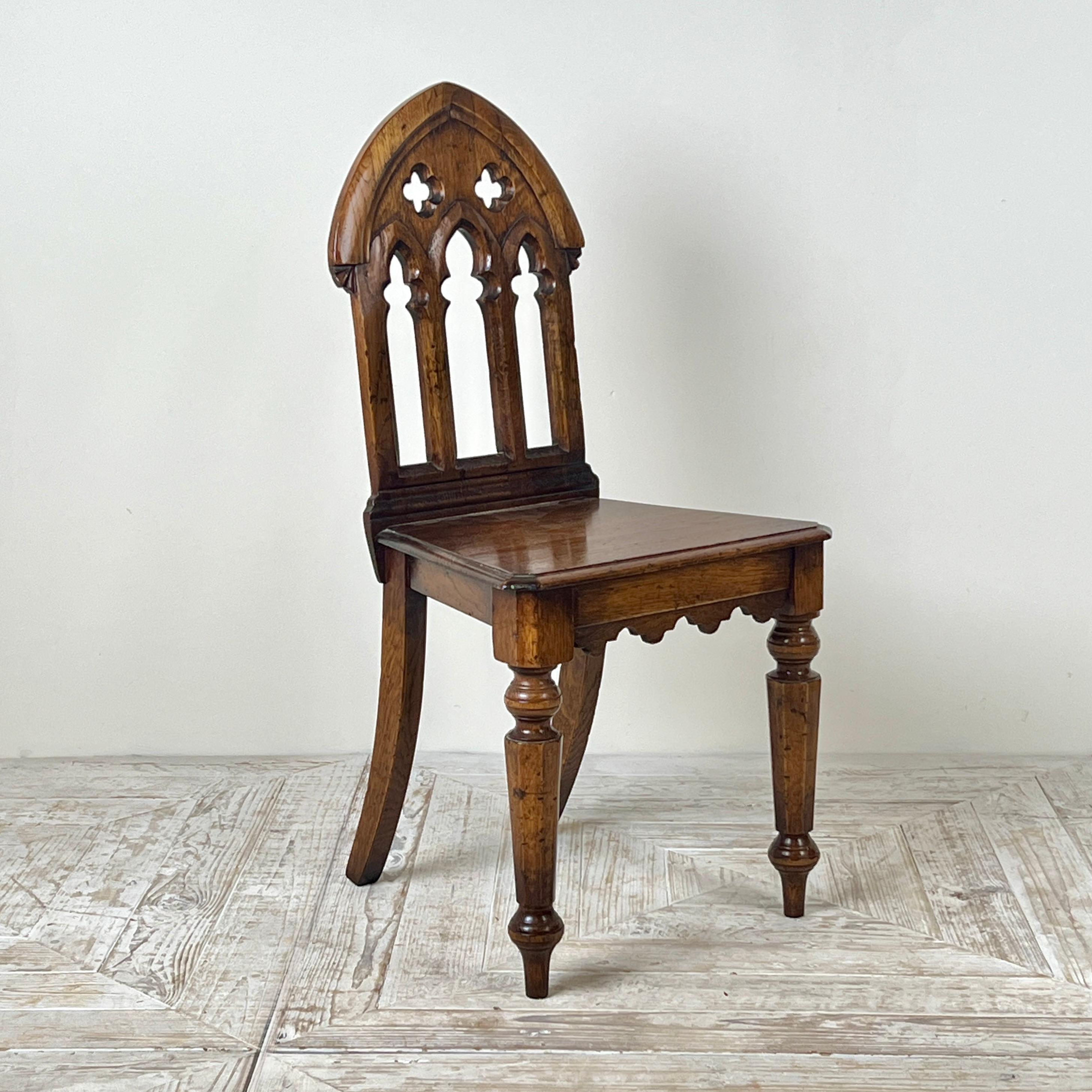 Paire de chaises d'appoint ou de Hall en Oak gothique Bon état - En vente à London, GB