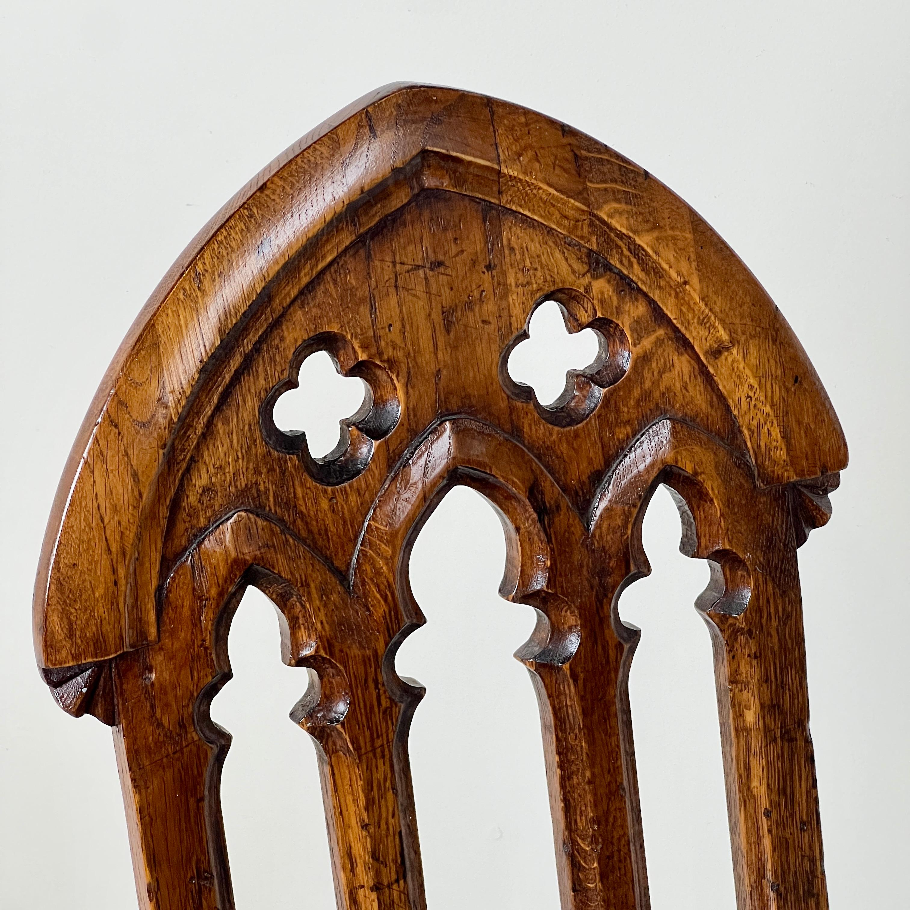 Chêne Paire de chaises d'appoint ou de Hall en Oak gothique en vente