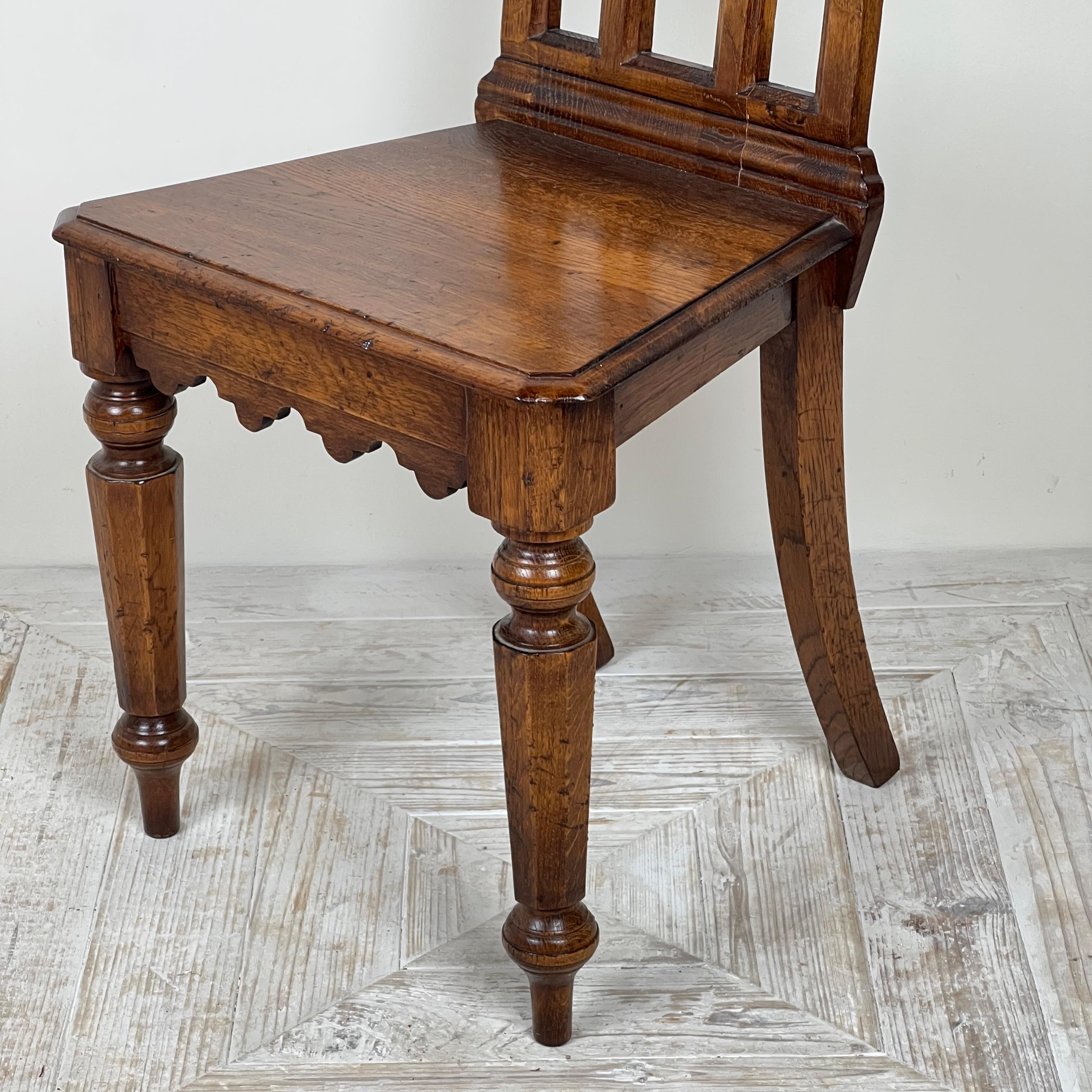 Paire de chaises d'appoint ou de Hall en Oak gothique en vente 1