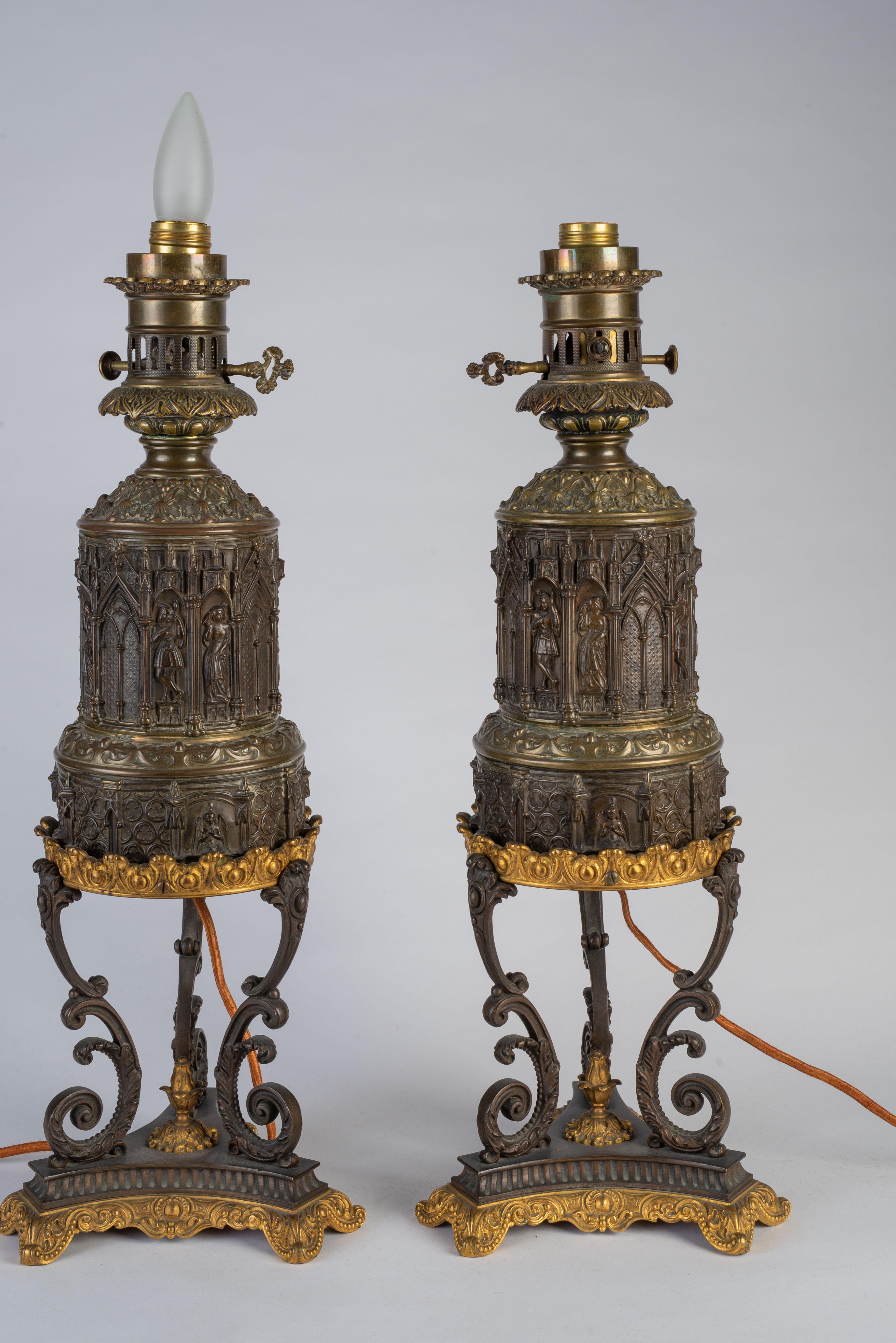 Néo-gothique Paire de lampes à huile en bronze patiné et doré de style néo-gothique en vente