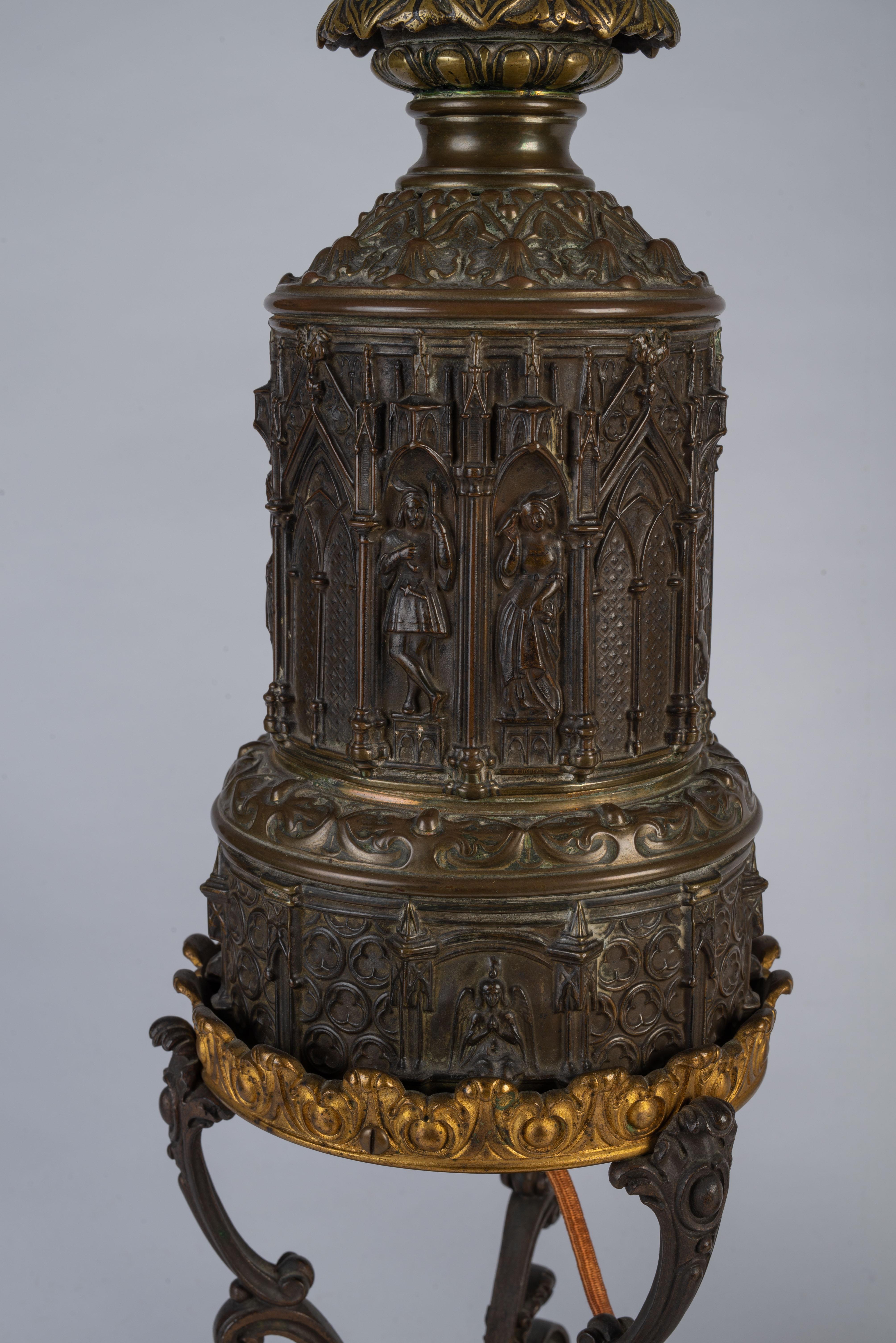 XIXe siècle Paire de lampes à huile en bronze patiné et doré de style néo-gothique en vente