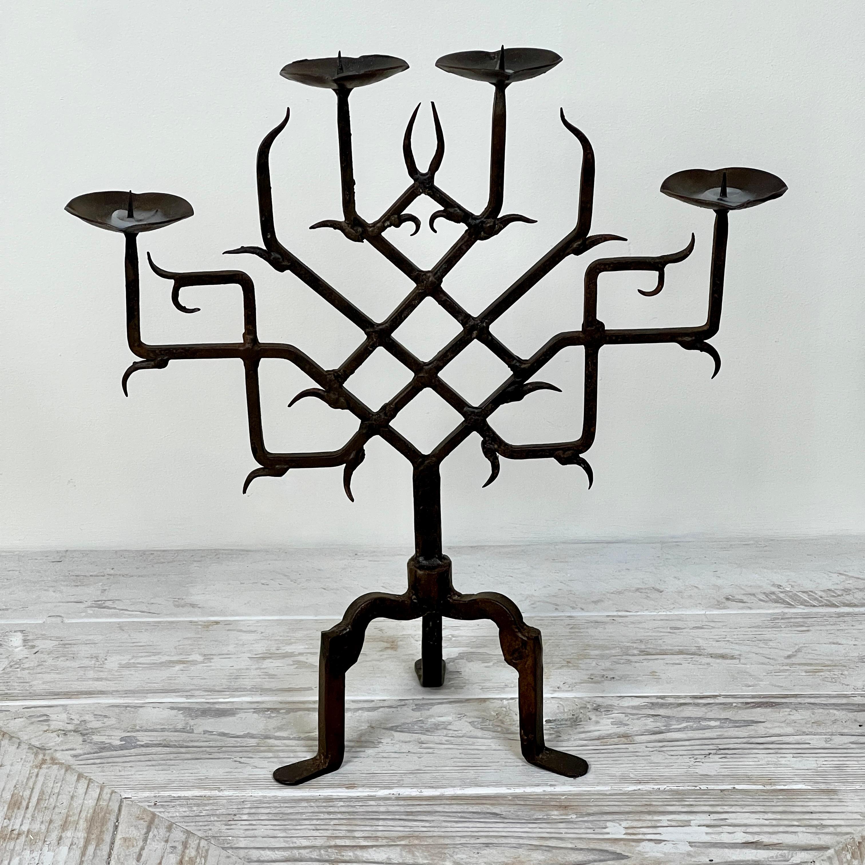 Mid-Century moderno Una coppia di  Candelabro gotico in ferro battuto in vendita