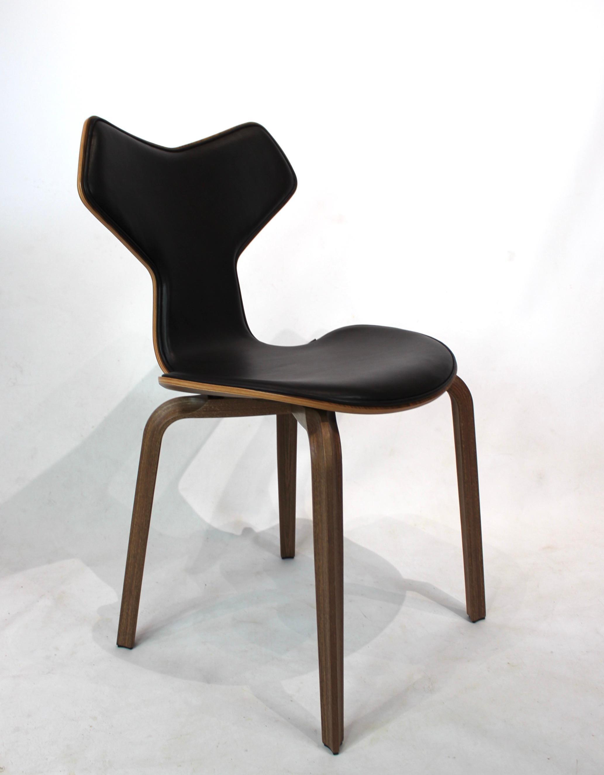 A pair of Grand Prix chairs, model 4130, of Walnut veneer and black leather, designed by Arne Jacobsen and manufactured by Fritz Hansen in 2018. The chairs are in perfect condition.
Measures: H 80.5 cm, W 50 cm, D 51 cm and SH 46 cm.