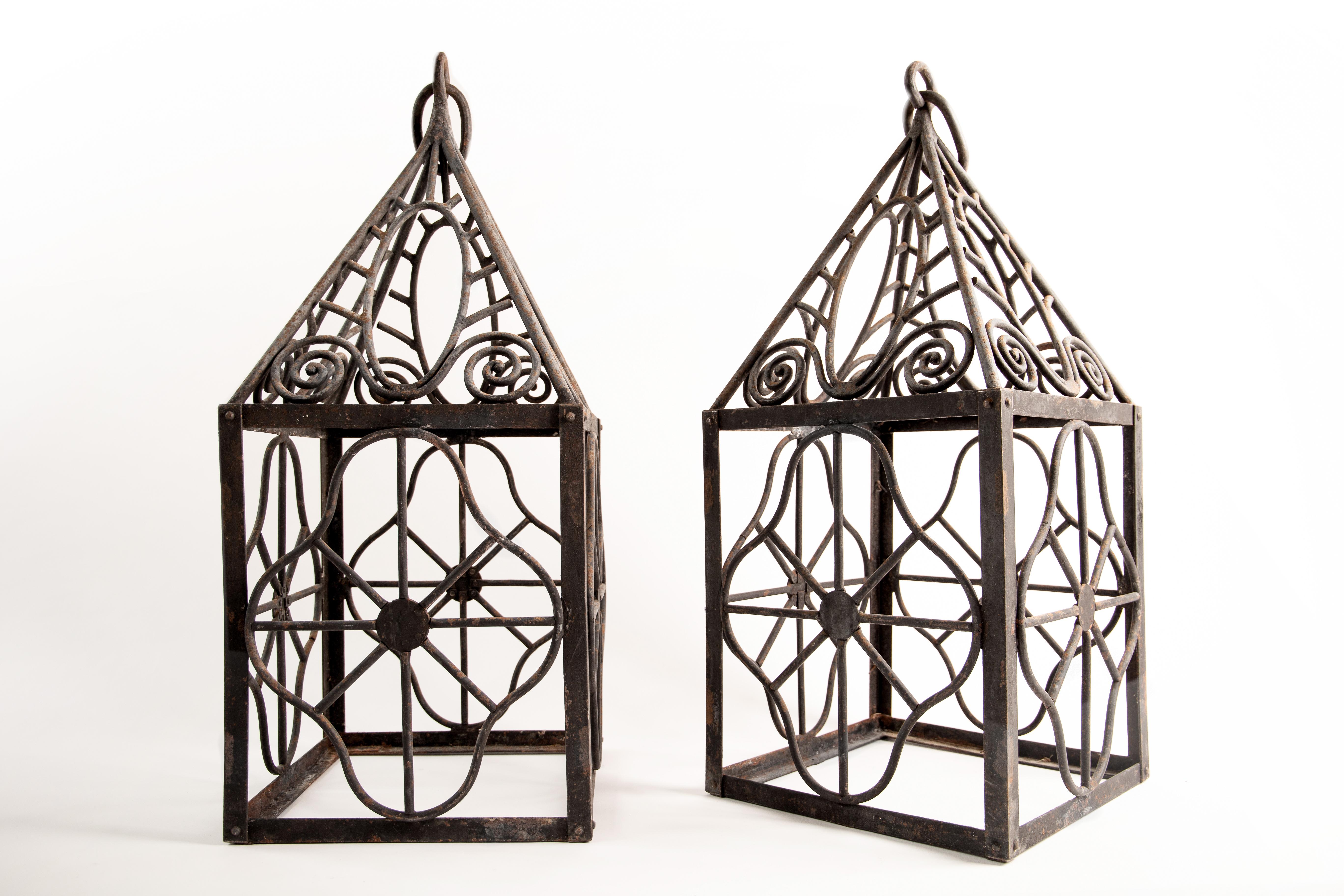 Pair of elegant French Art Deco grand scale wrought iron hurricane lanterns In Good Condition In London, GB