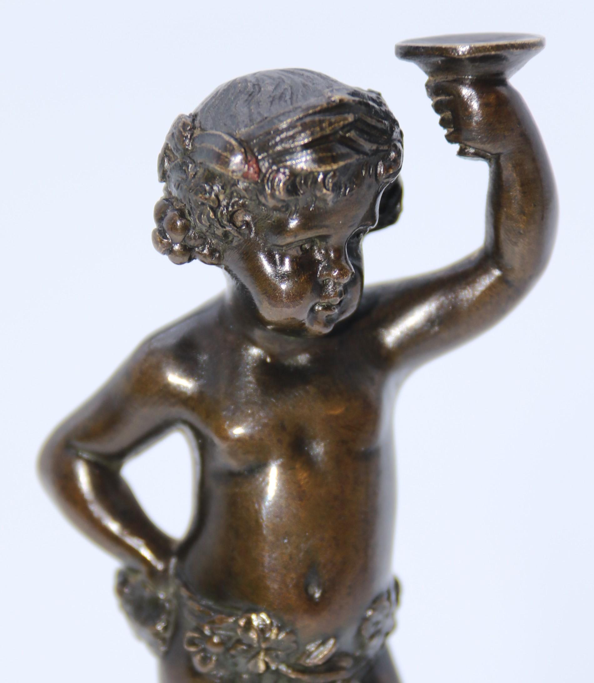 Paire de putti Grand Tour du 19ème siècle en bronze sur socles en marbre, C 1860 en vente 9