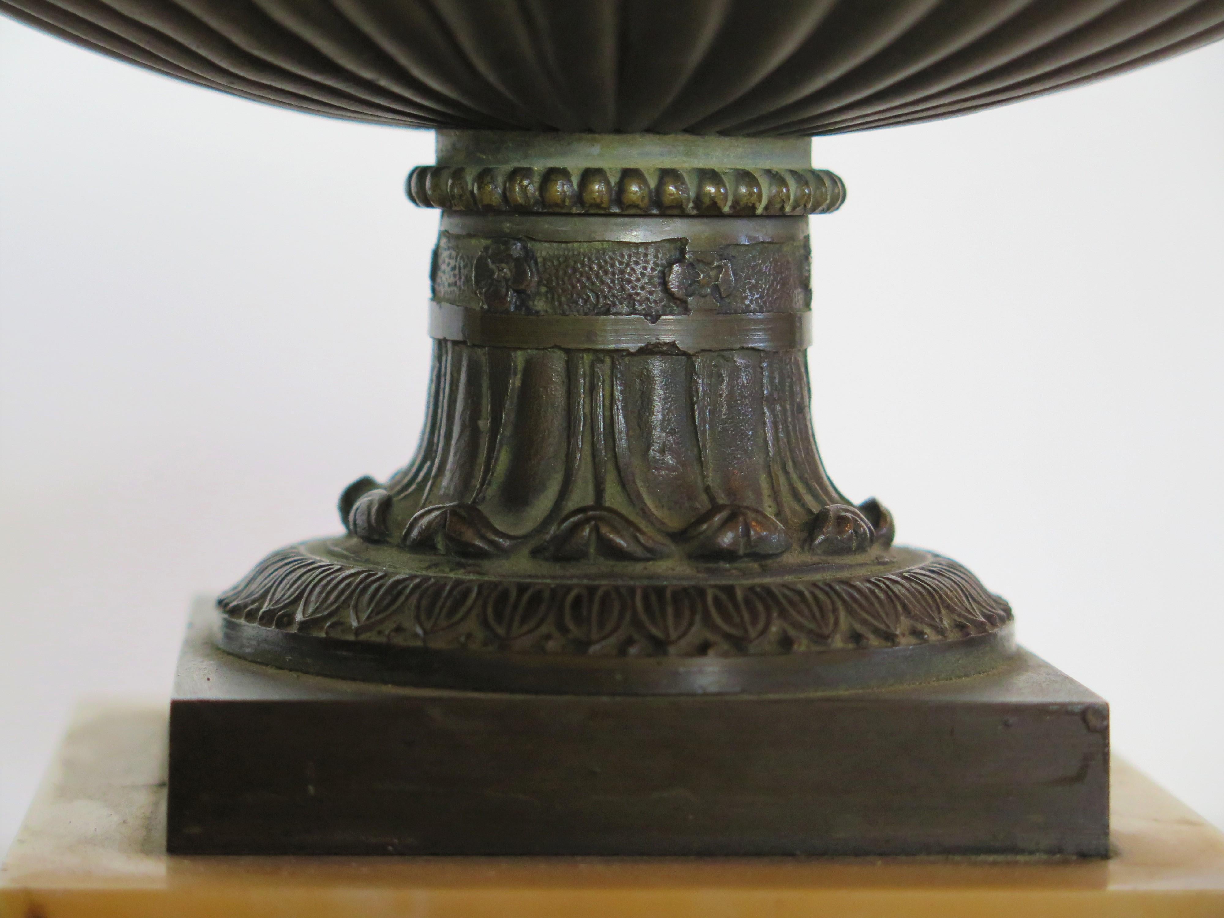 XIXe siècle Paire de tazzas Grand Tour en bronze sur socles en marbre de Sienne en vente
