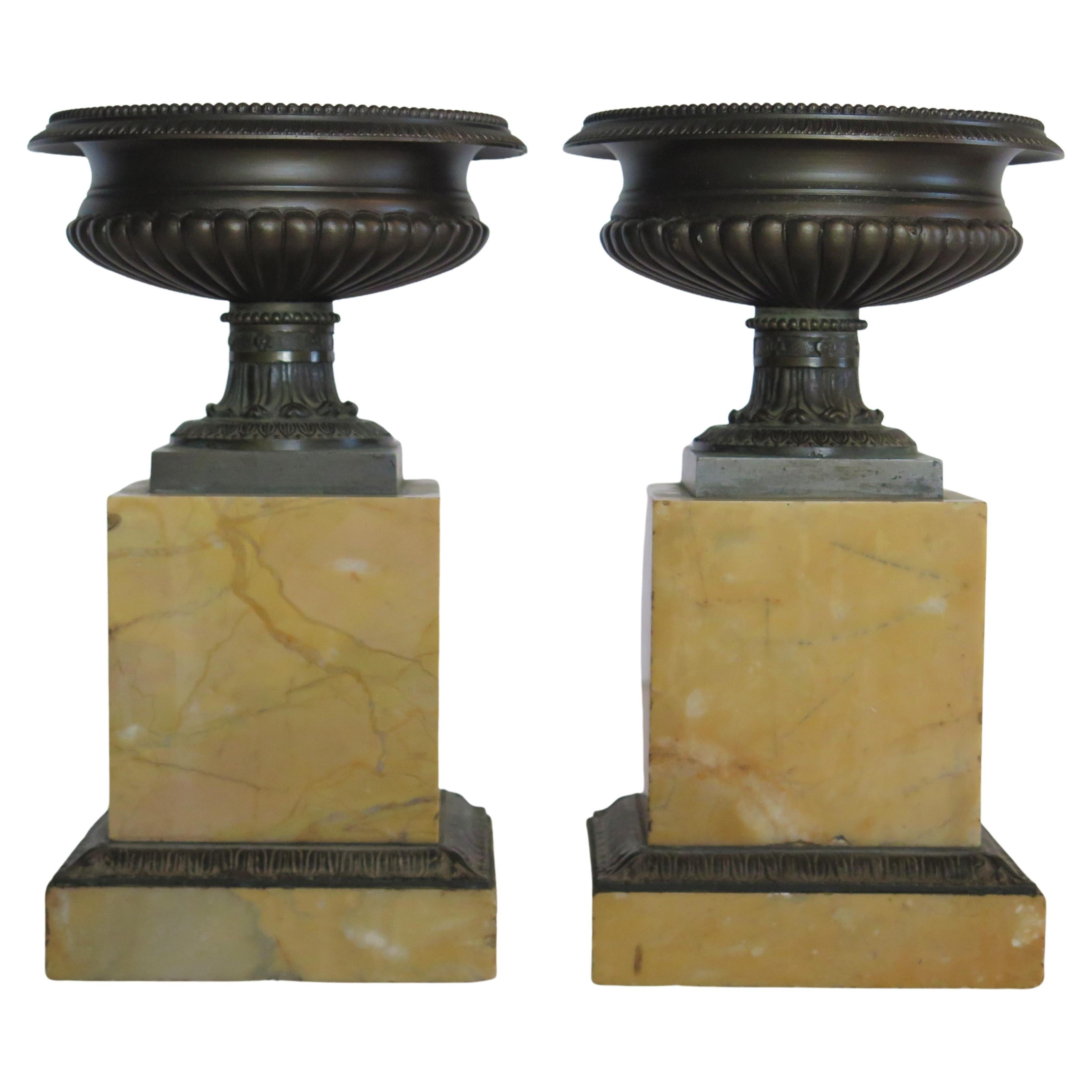 Paire de tazzas Grand Tour en bronze sur socles en marbre de Sienne