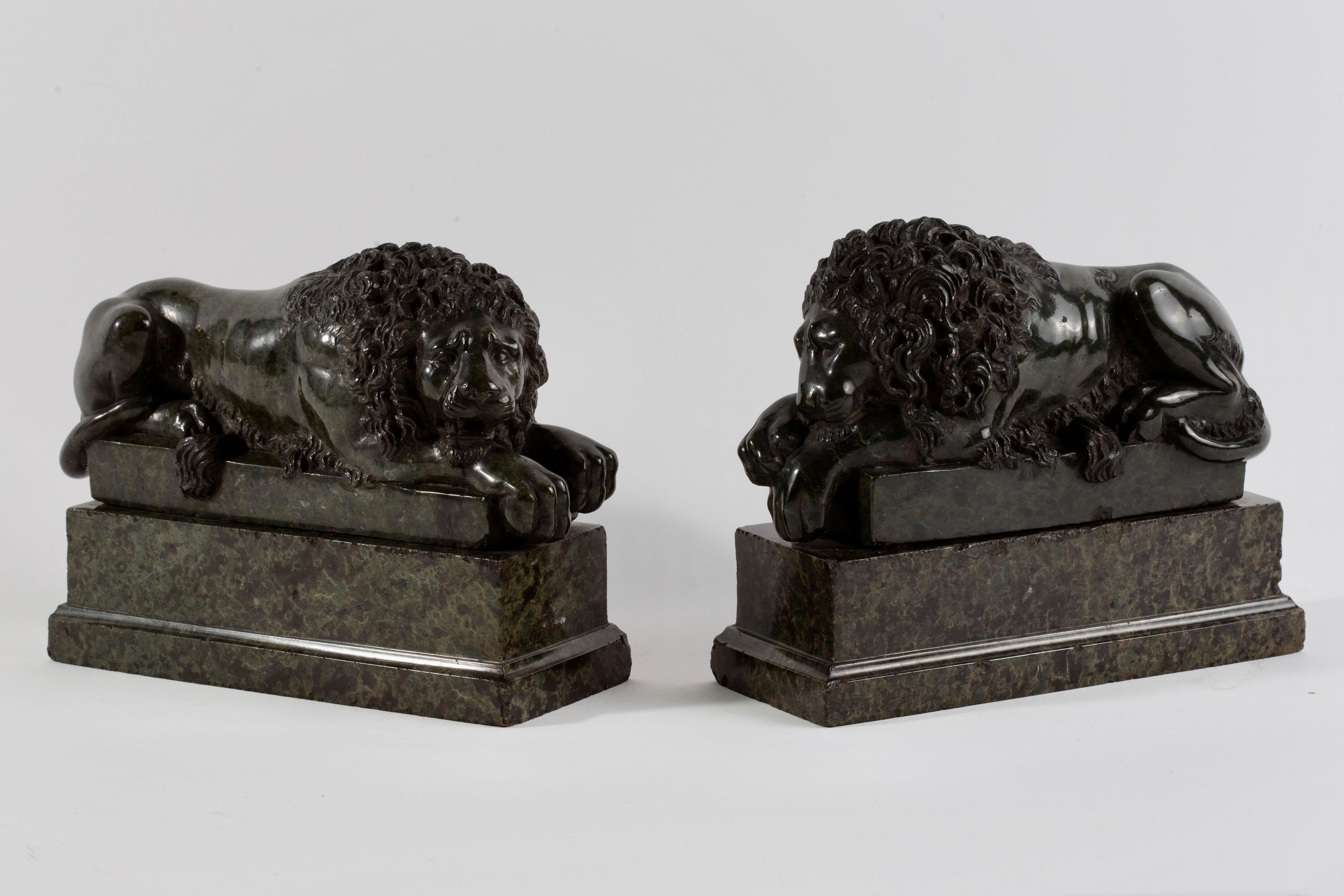 Una bella coppia di figure di leoni reclinati in marmo Verde Antico intagliate a mano del periodo del Grand Tour neoclassico, su modello di Antonio Canova (1757-1822)

Ogni leone è scolpito in marmo verde antico e poggia su un basamento rettangolare