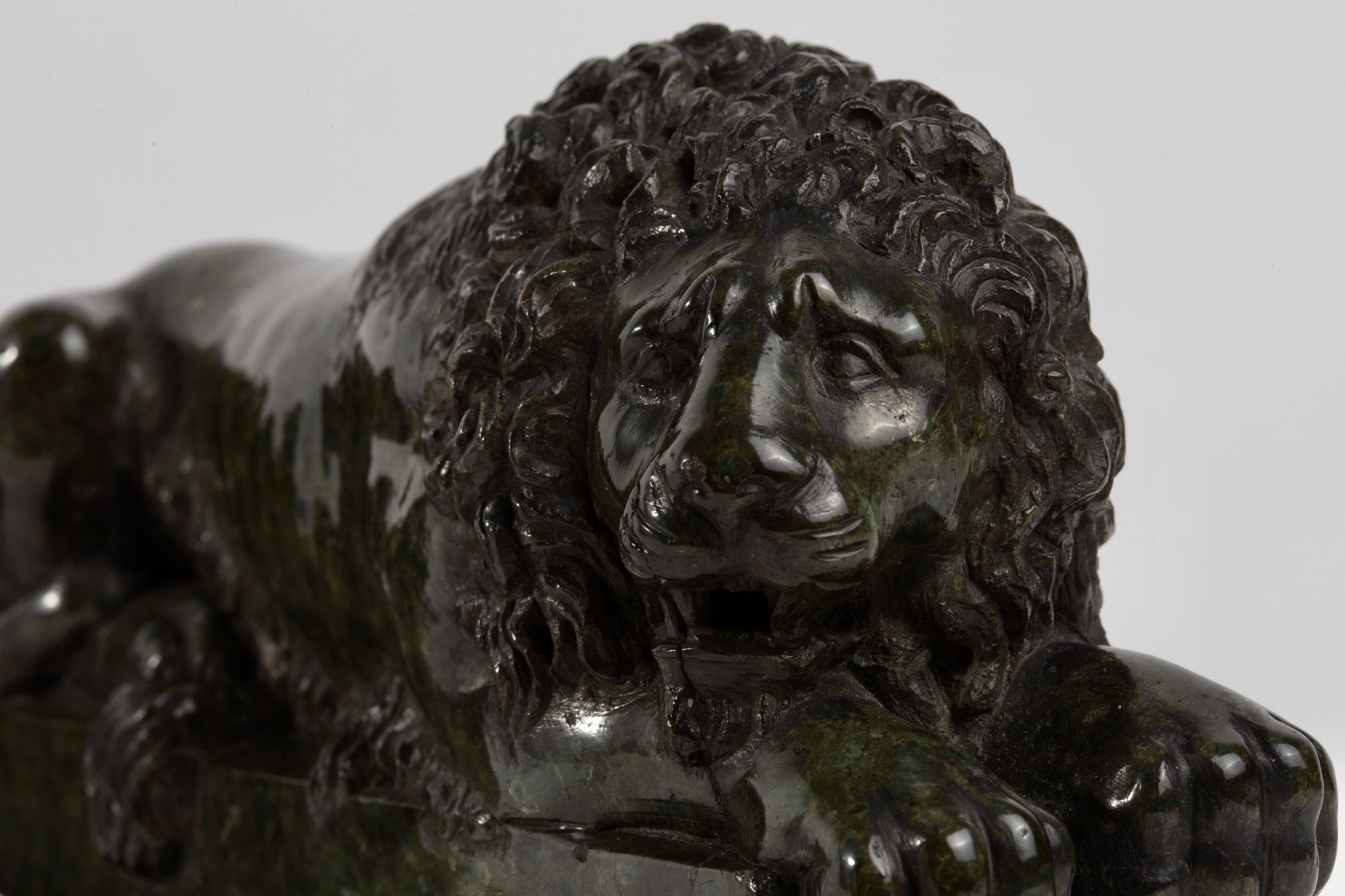 A Pair of Grand Tour Carved Verde Antico Marble Lions, After Antonio Canova in vendita 2