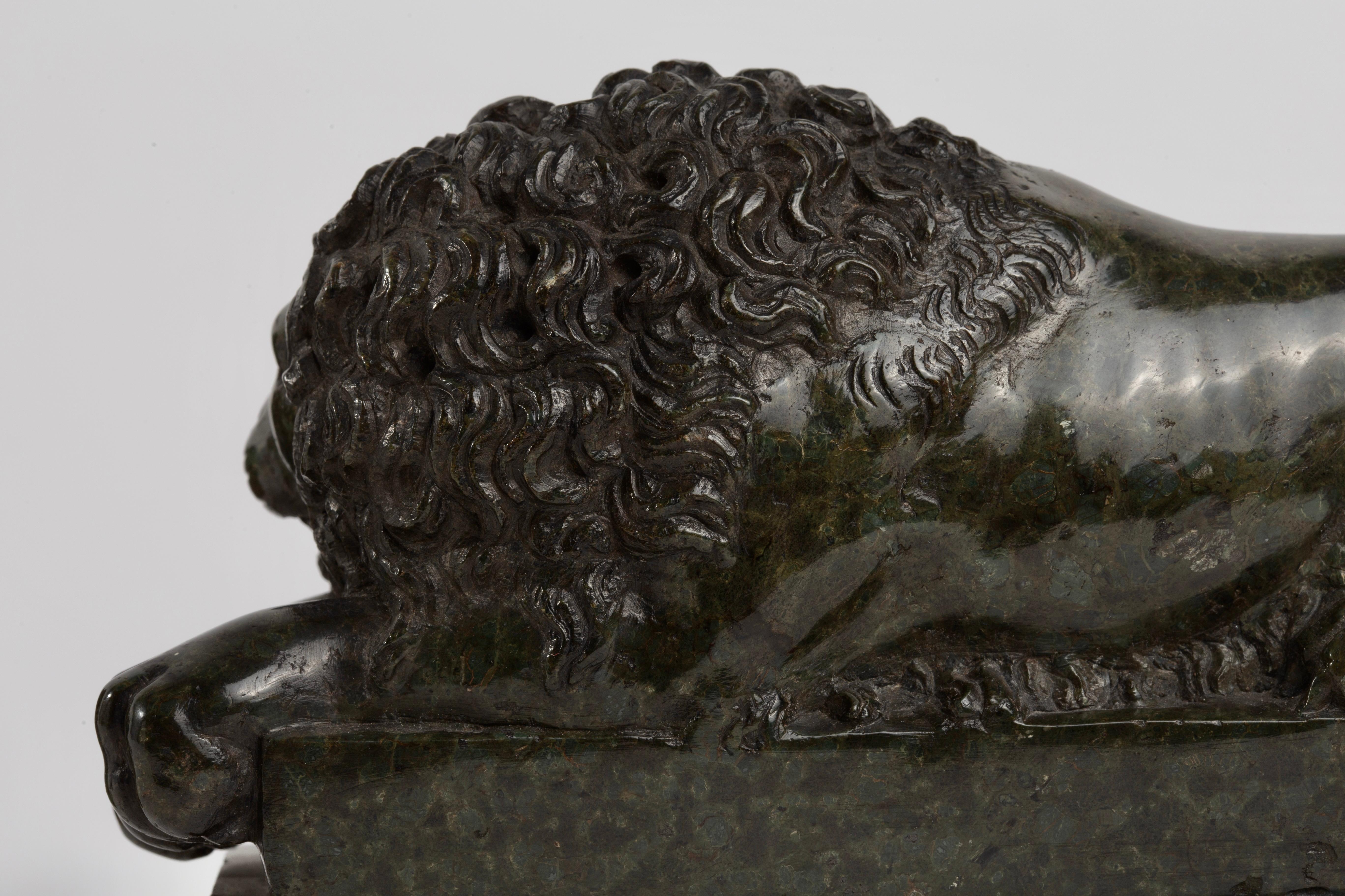 A Pair of Grand Tour Carved Verde Antico Marble Lions, After Antonio Canova in vendita 3