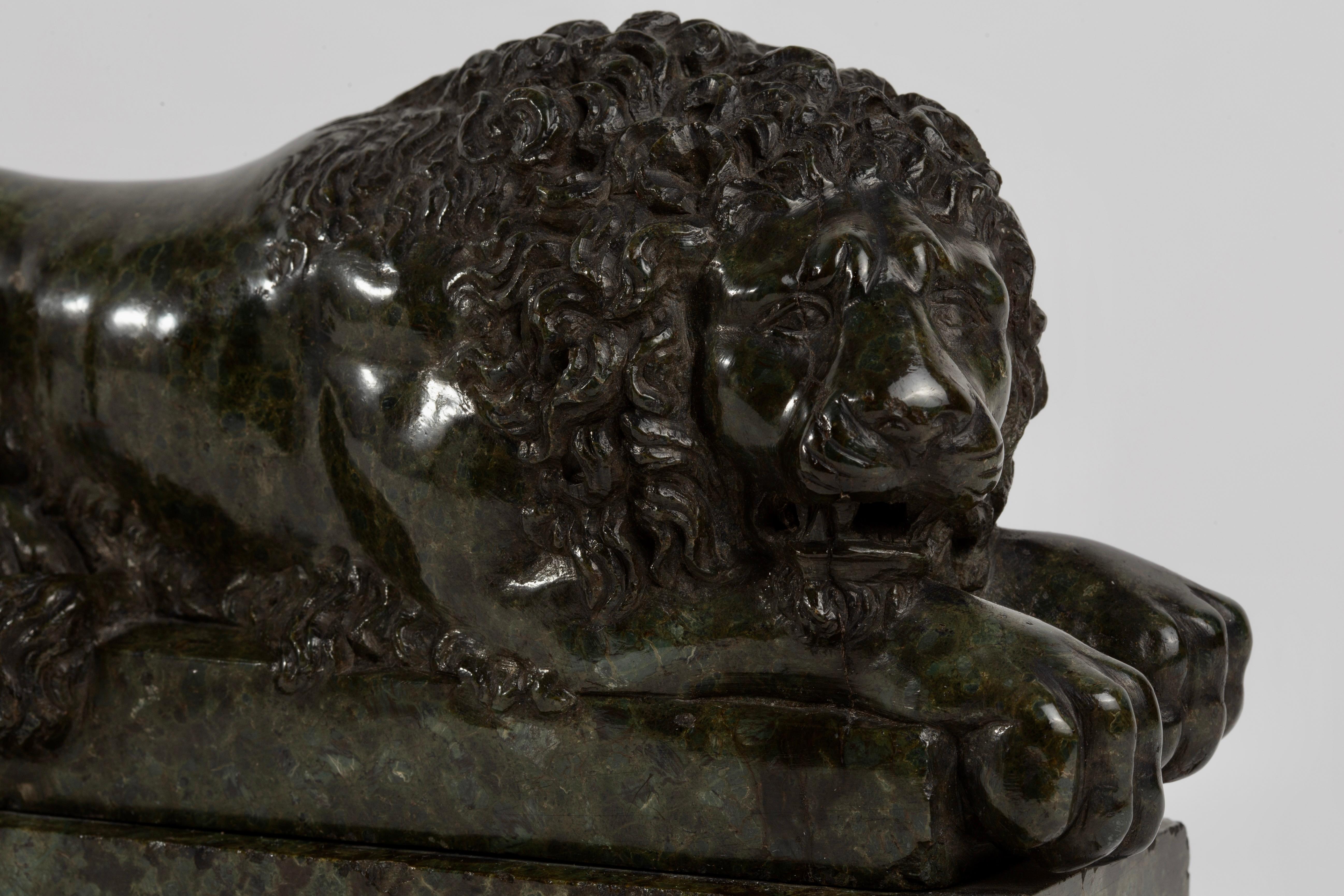 A Pair of Grand Tour Carved Verde Antico Marble Lions, After Antonio Canova in vendita 4