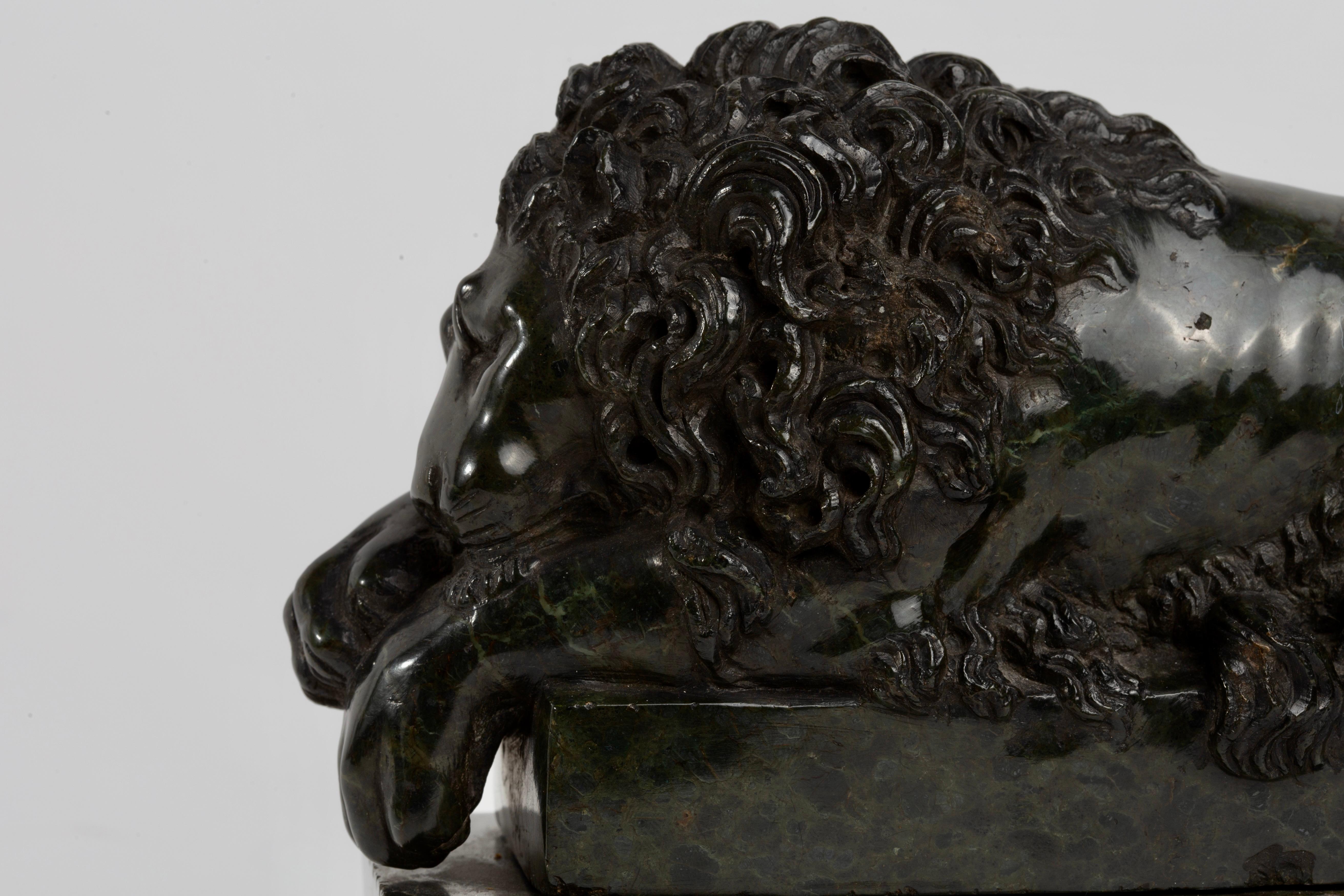 A Pair of Grand Tour Carved Verde Antico Marble Lions, After Antonio Canova in vendita 6