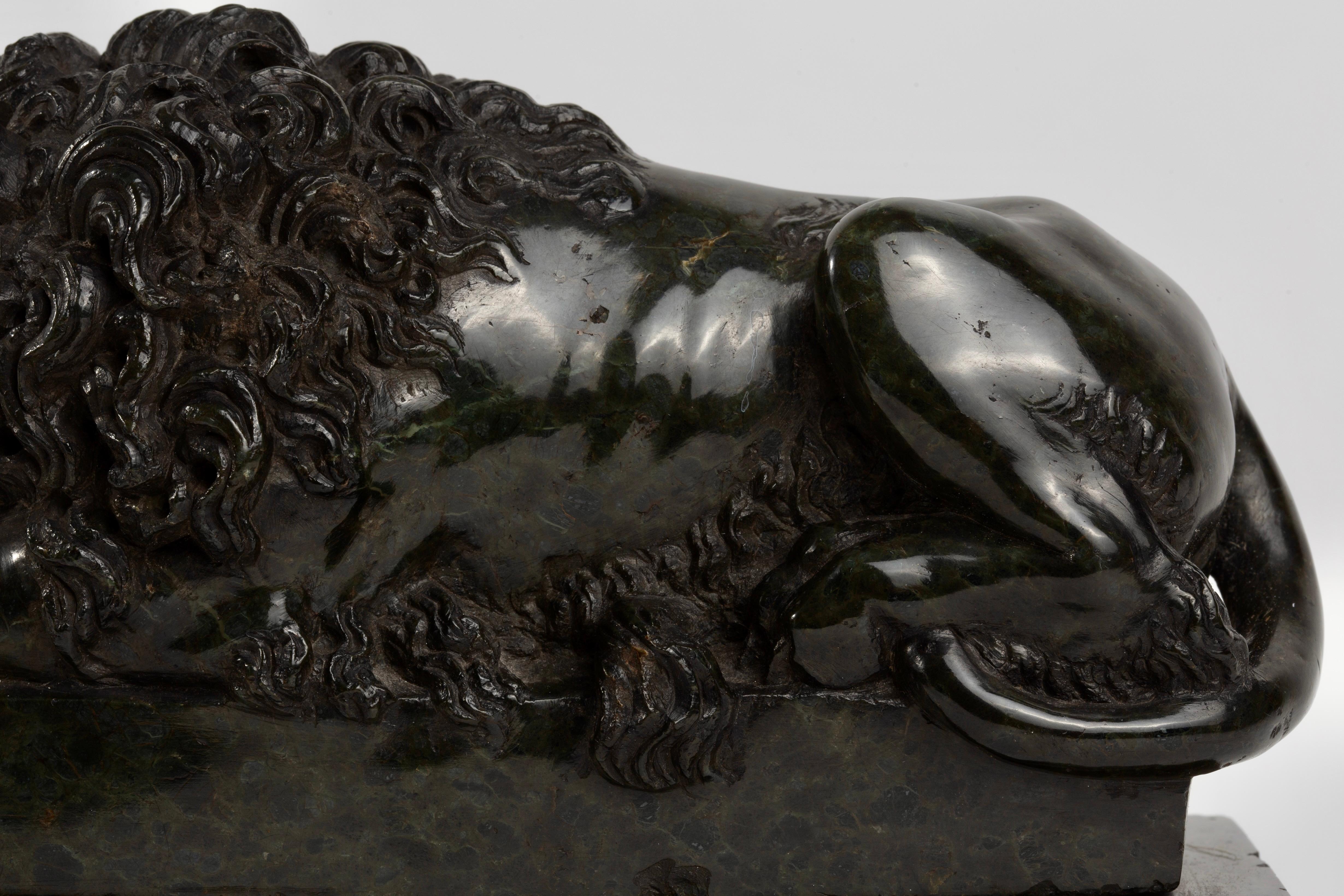 A Pair of Grand Tour Carved Verde Antico Marble Lions, After Antonio Canova in vendita 7