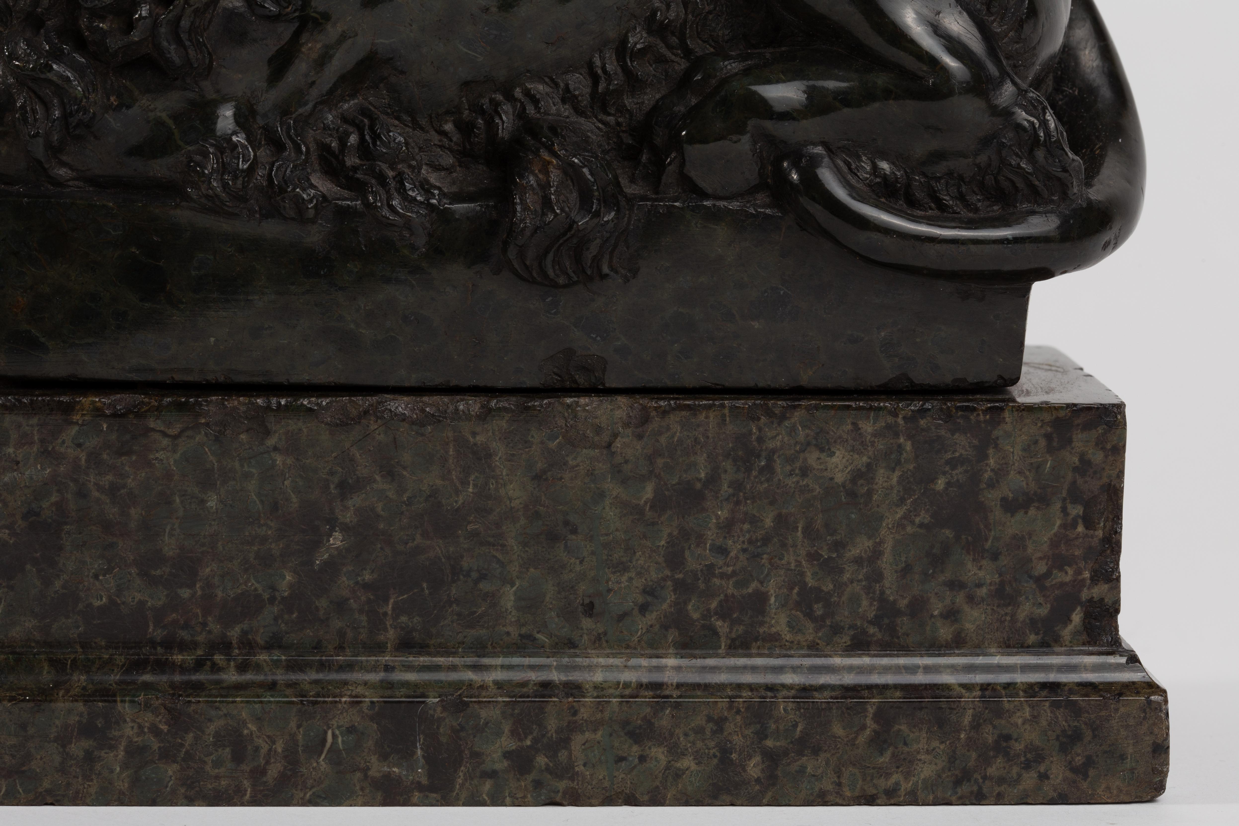 A Pair of Grand Tour Carved Verde Antico Marble Lions, After Antonio Canova in vendita 8