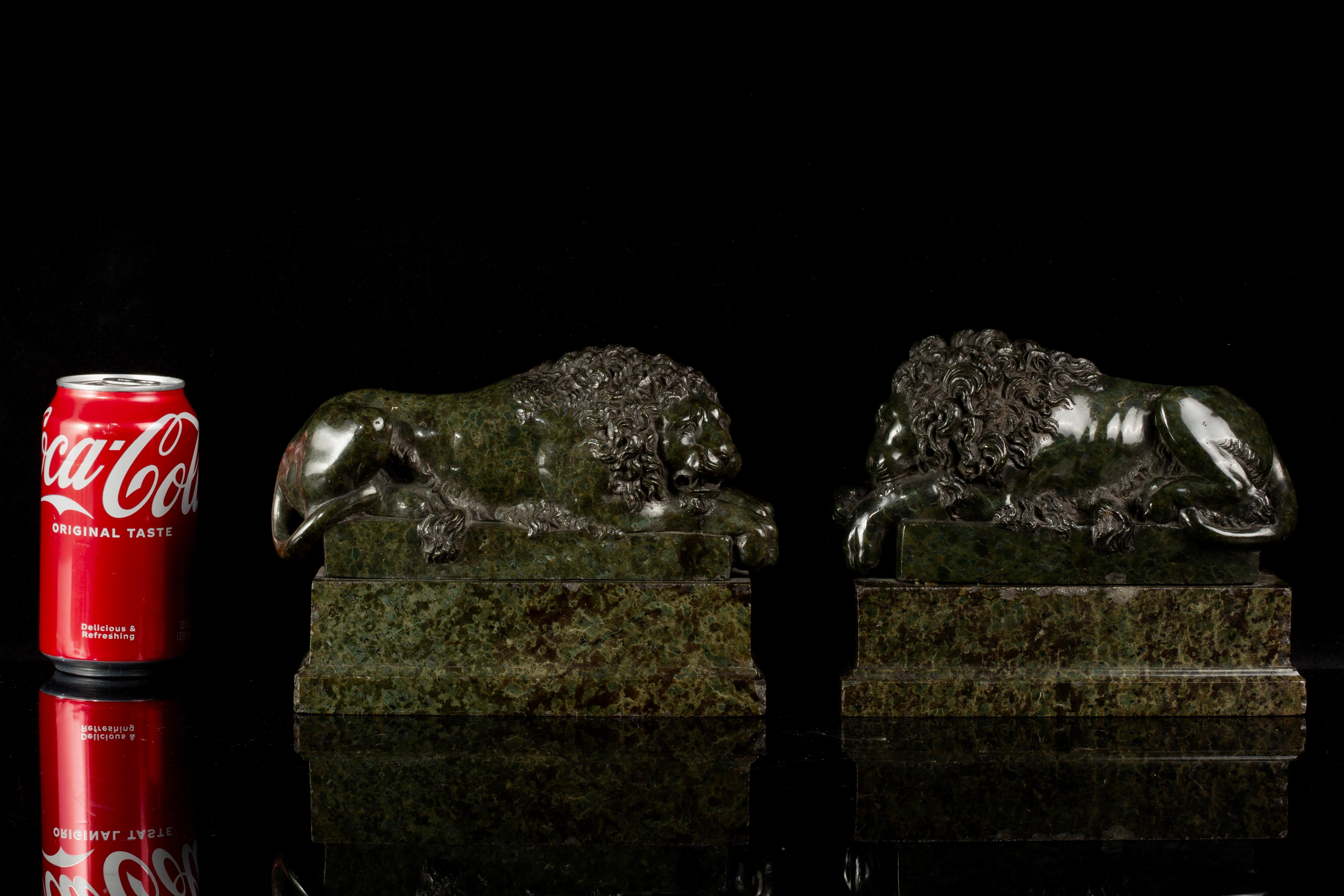 Intagliato a mano A Pair of Grand Tour Carved Verde Antico Marble Lions, After Antonio Canova in vendita