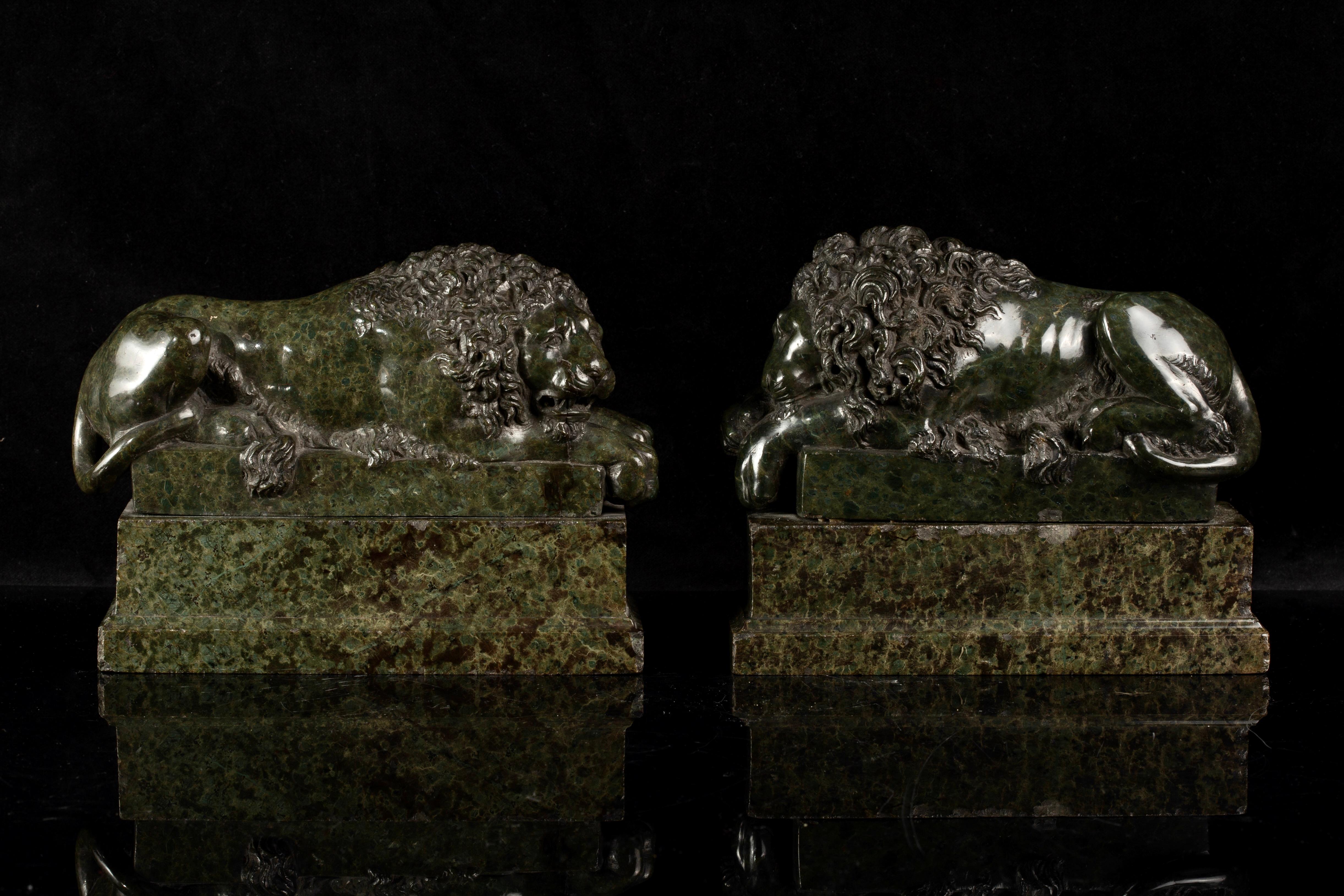 A Pair of Grand Tour Carved Verde Antico Marble Lions, After Antonio Canova In condizioni buone in vendita a New York, NY