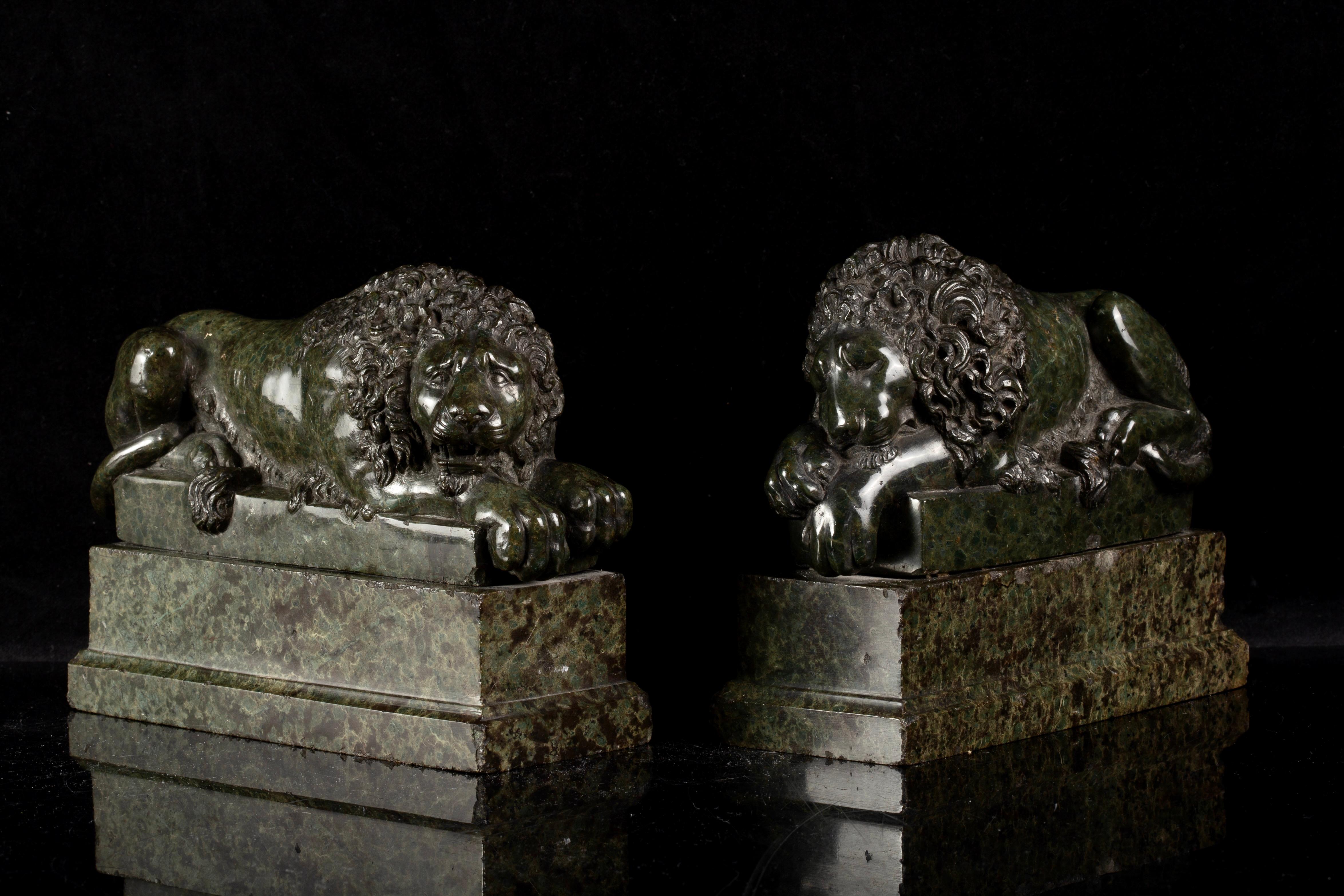 Neoclassico A Pair of Grand Tour Carved Verde Antico Marble Lions, After Antonio Canova in vendita