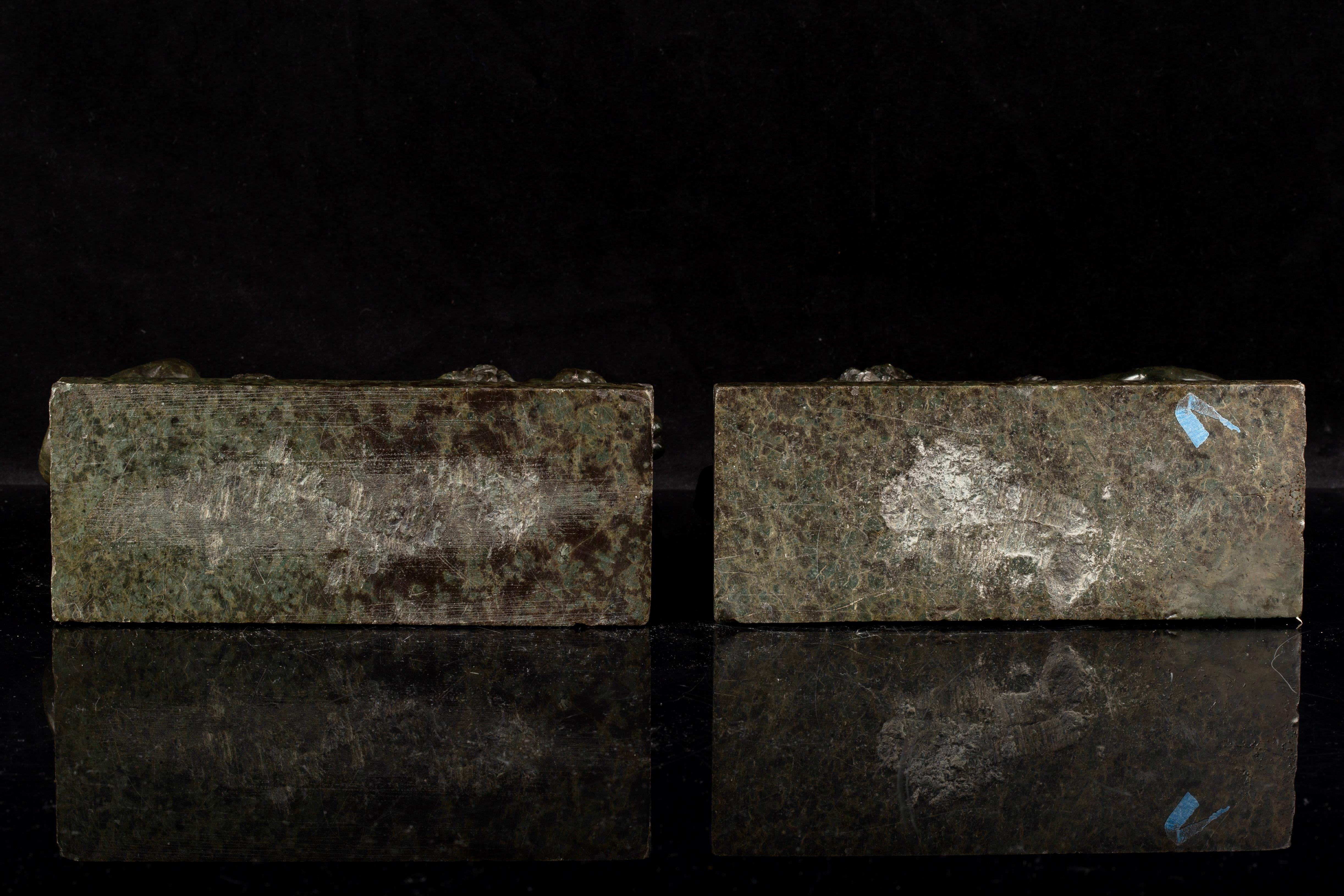 Marmo A Pair of Grand Tour Carved Verde Antico Marble Lions, After Antonio Canova in vendita