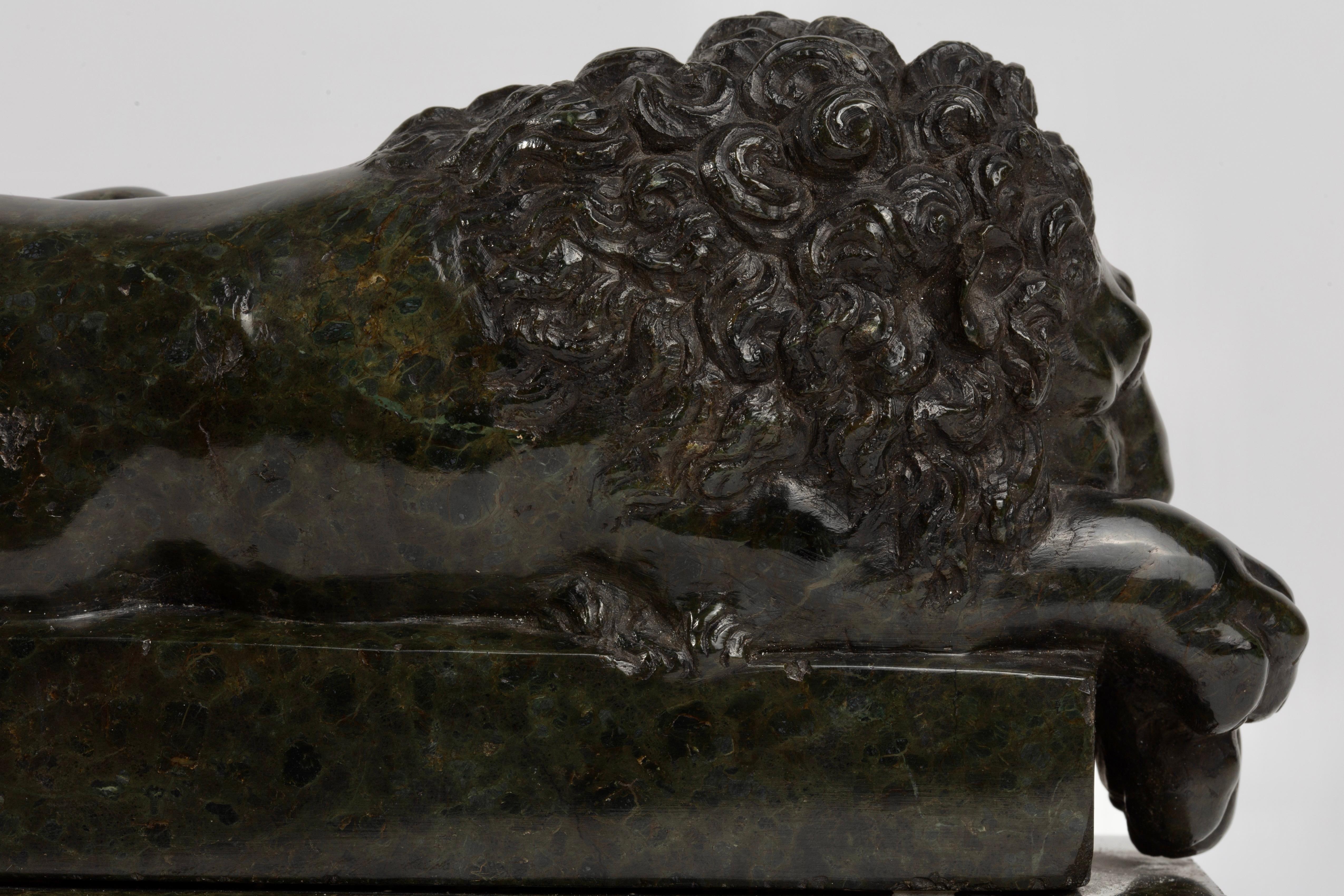 A Pair of Grand Tour Carved Verde Antico Marble Lions, After Antonio Canova in vendita 1