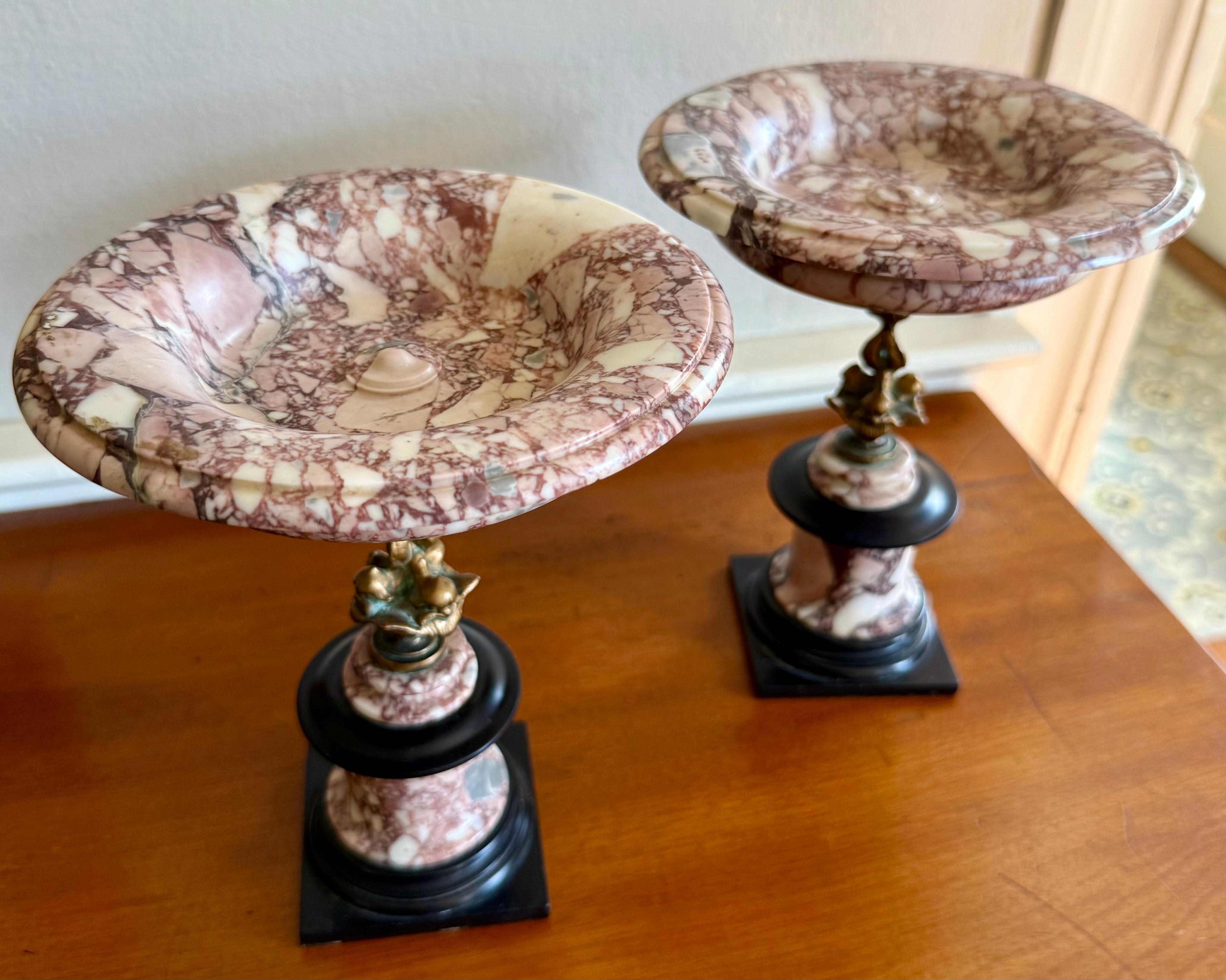 Una bella coppia di tazze Grand Tour della metà del XIX secolo, in marmo e bronzo patinato.
7½ h × 6 dia in ciascuno

In ottime condizioni e pronto per essere esposto.  