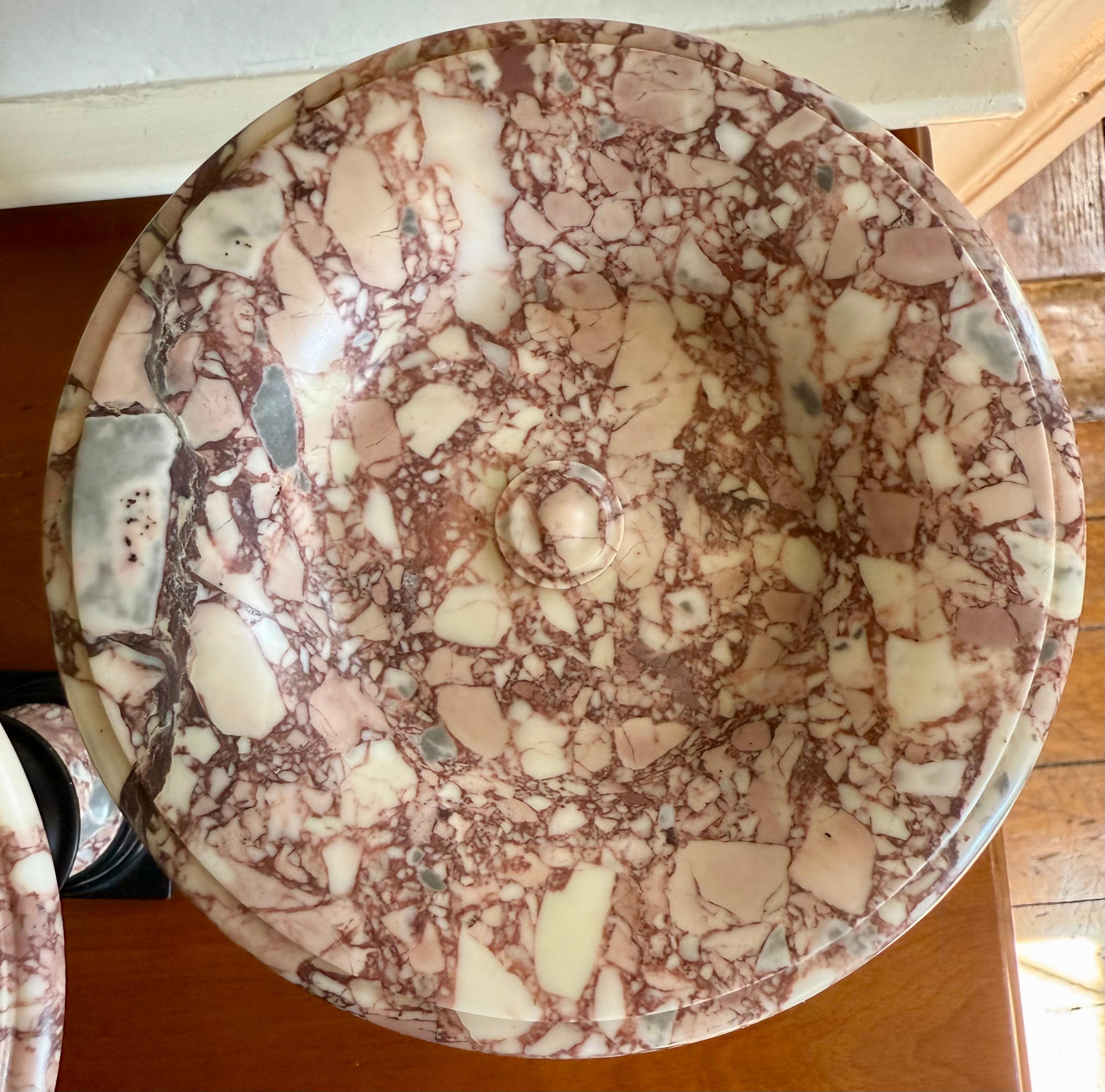 Coppia di Tazze Neoclassiche del Grand Tour in marmo e bronzo patinato In condizioni buone in vendita a Wiscasset, ME