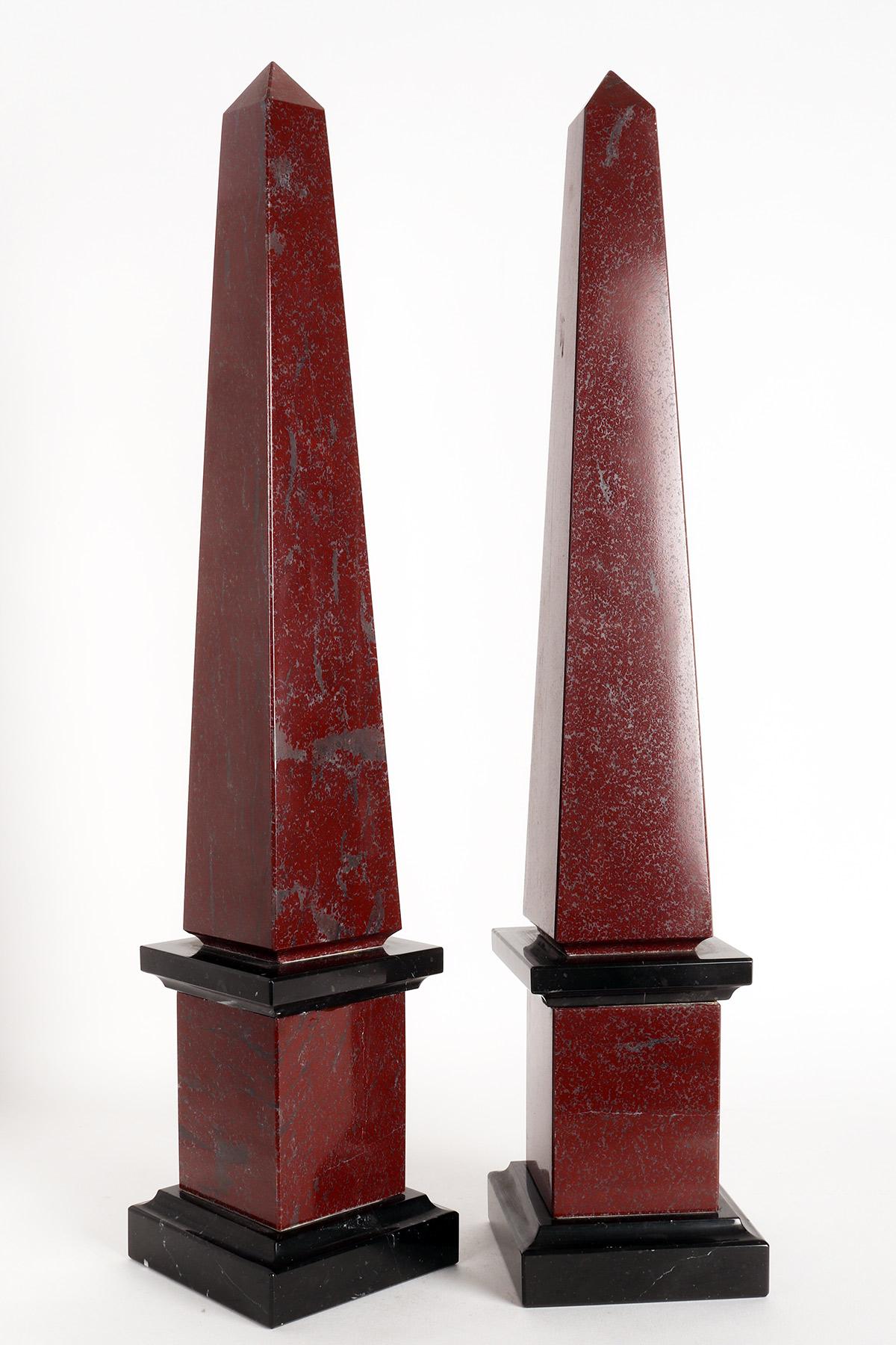 Une paire d'obélisques du Grand Tour. Réalisé en marbre rouge de Levanto et en marbre noir de Belgique. Italie seconde moitié du 19ème siècle.

