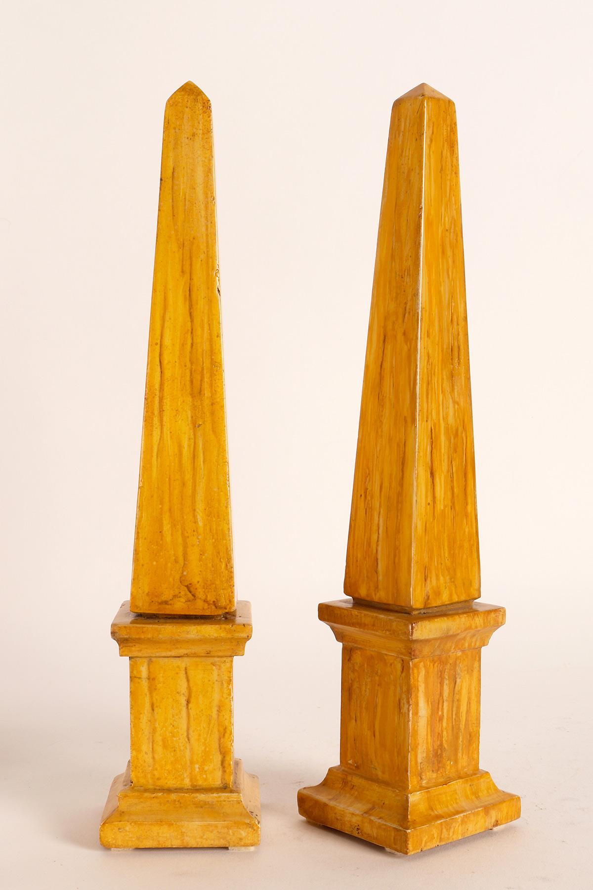 Ein Paar Grand Tour Obelisken. Hergestellt aus Travertinstein. Italien zweite Hälfte des 19. Jahrhunderts.