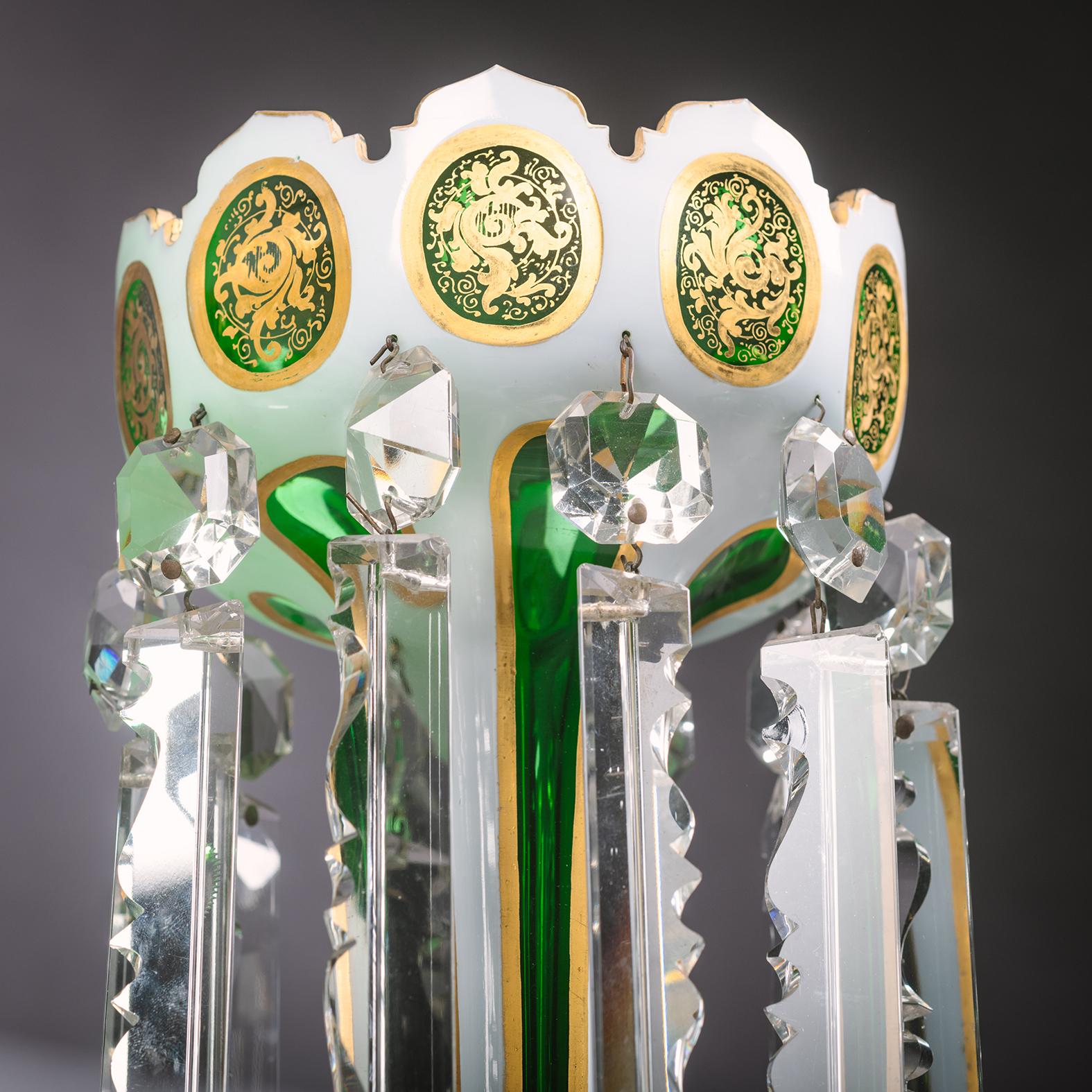 A  Coppia di lustri in vetro verde e bianco sovrapposti.

In origine gli oggetti in vetro gotico boemo erano realizzati in vetro verde, noto come 