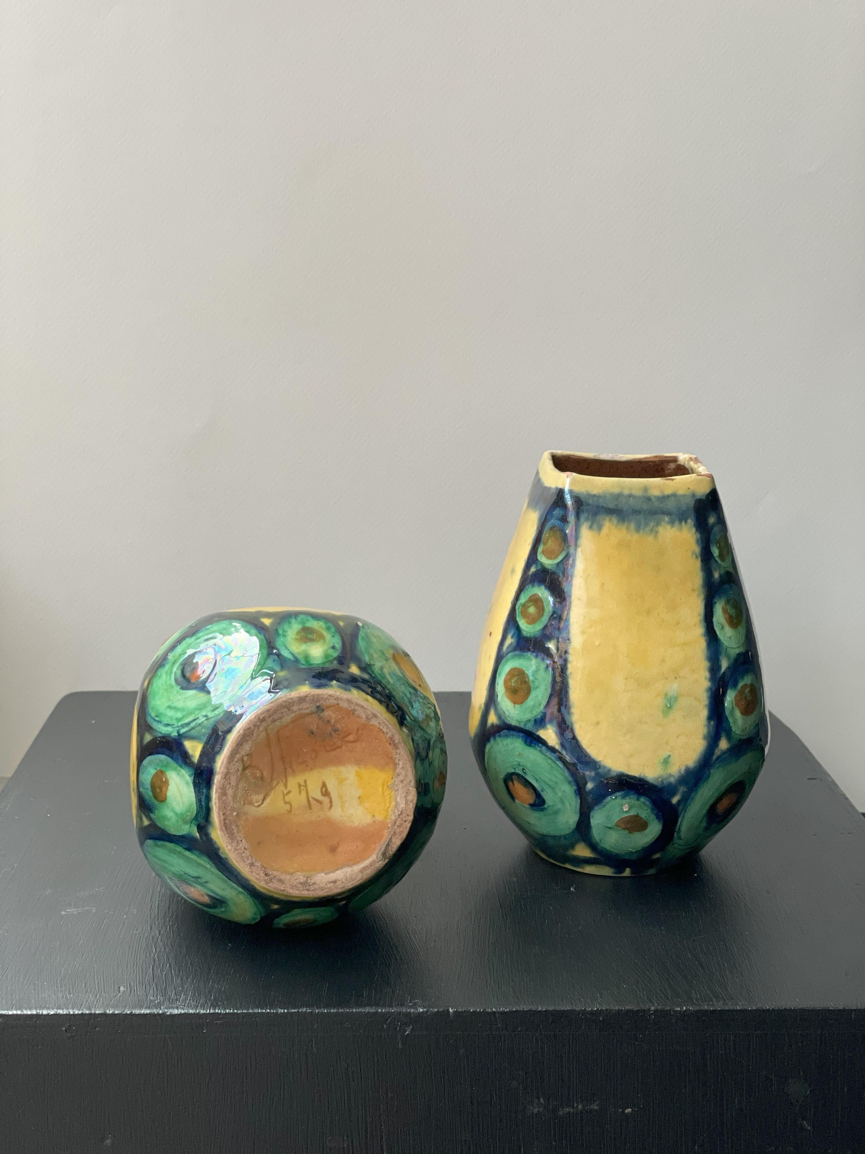 Ceramica Una coppia di vasi verdi e gialli in vendita