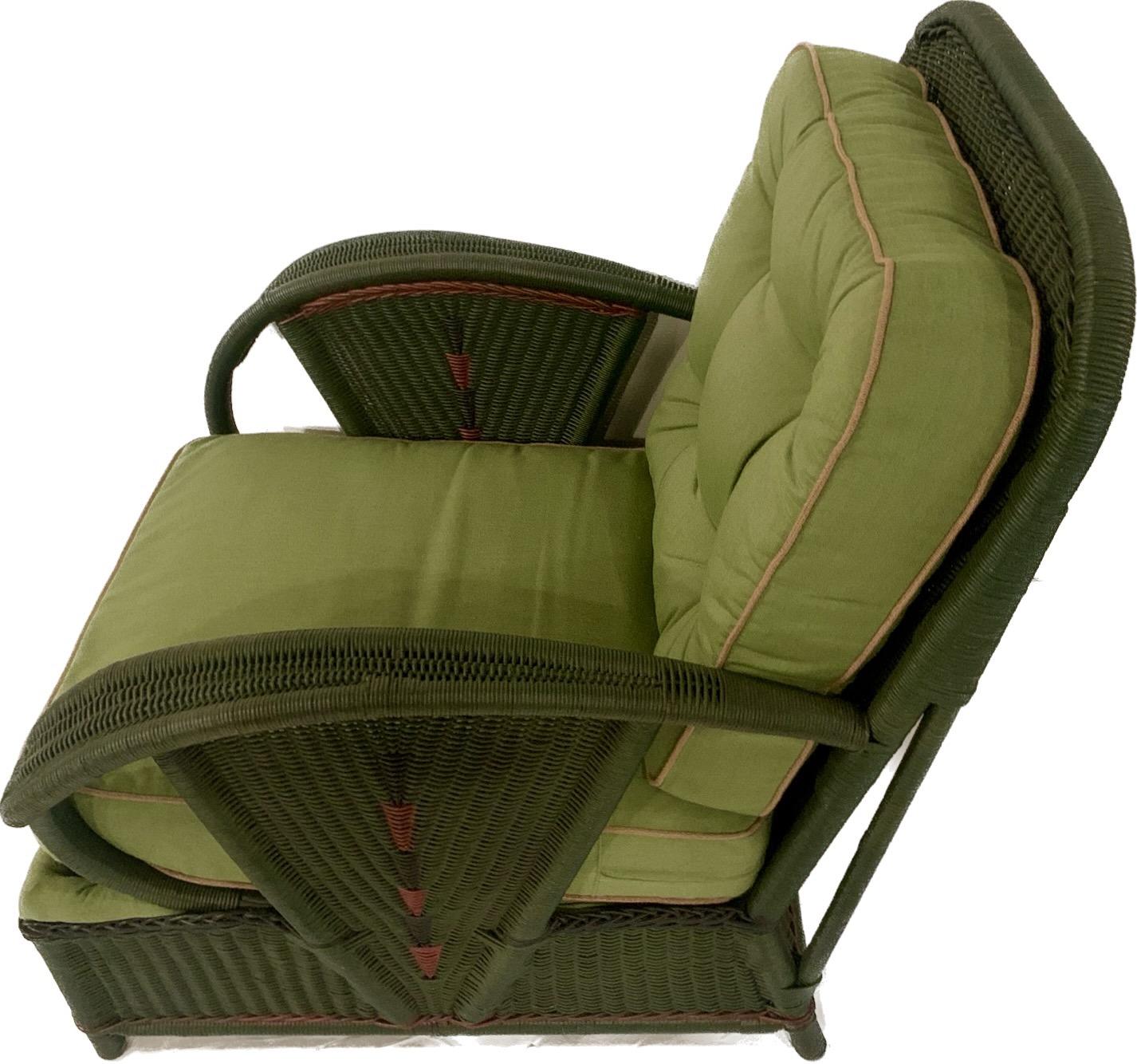 Tissu d'ameublement Paire de chaises longues Art Déco en osier vert antique avec garniture décorative en vente
