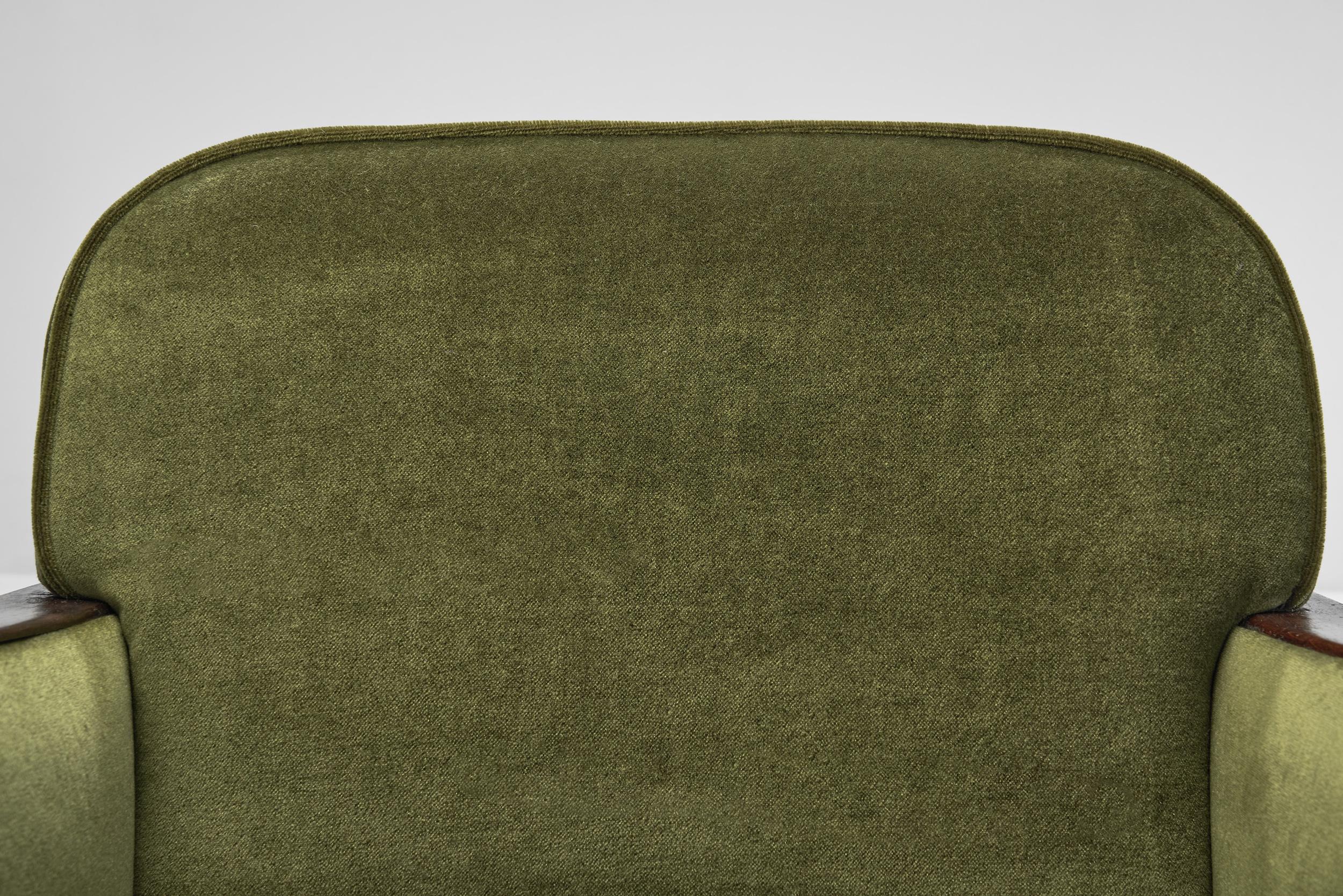 A Pair of Green Art Deco Armchairs, Europe 1930s For Sale 4