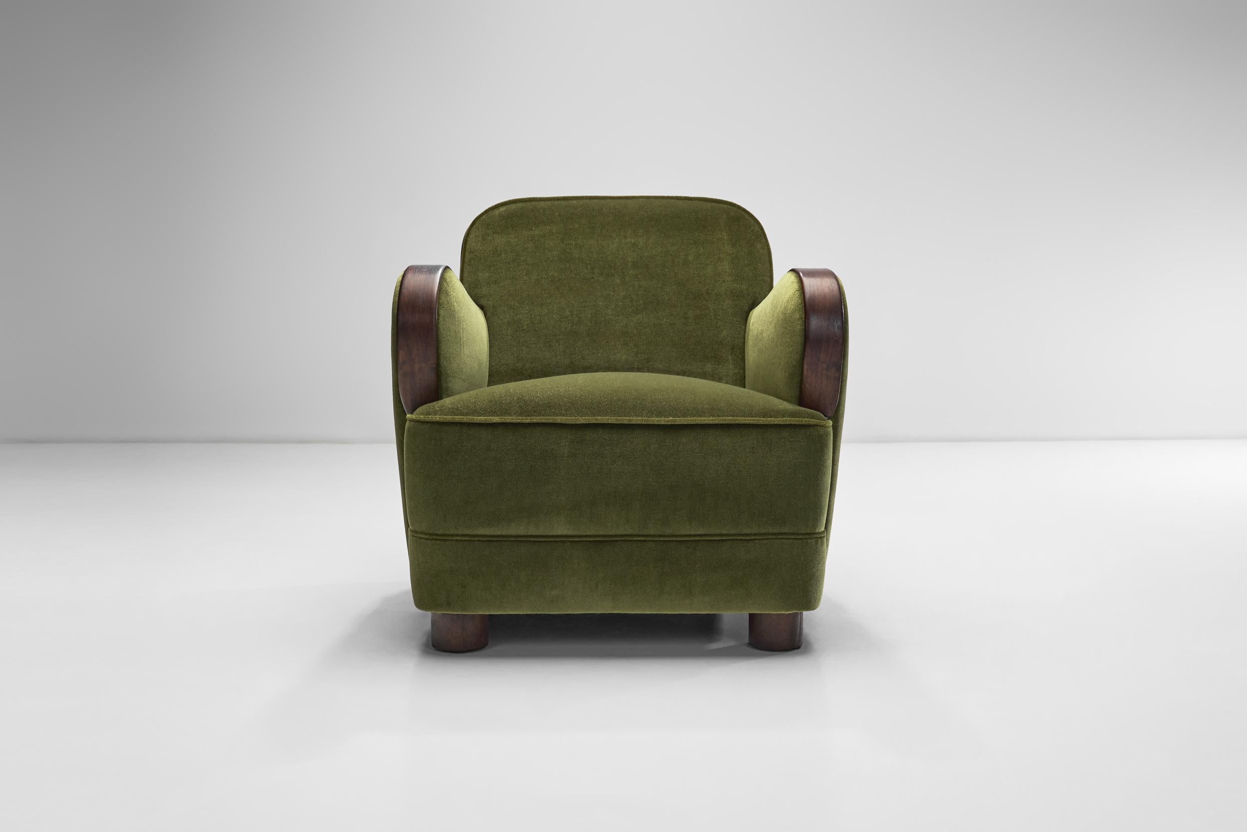 A Pair of Green Art Deco Armchairs, Europe 1930s For Sale 7