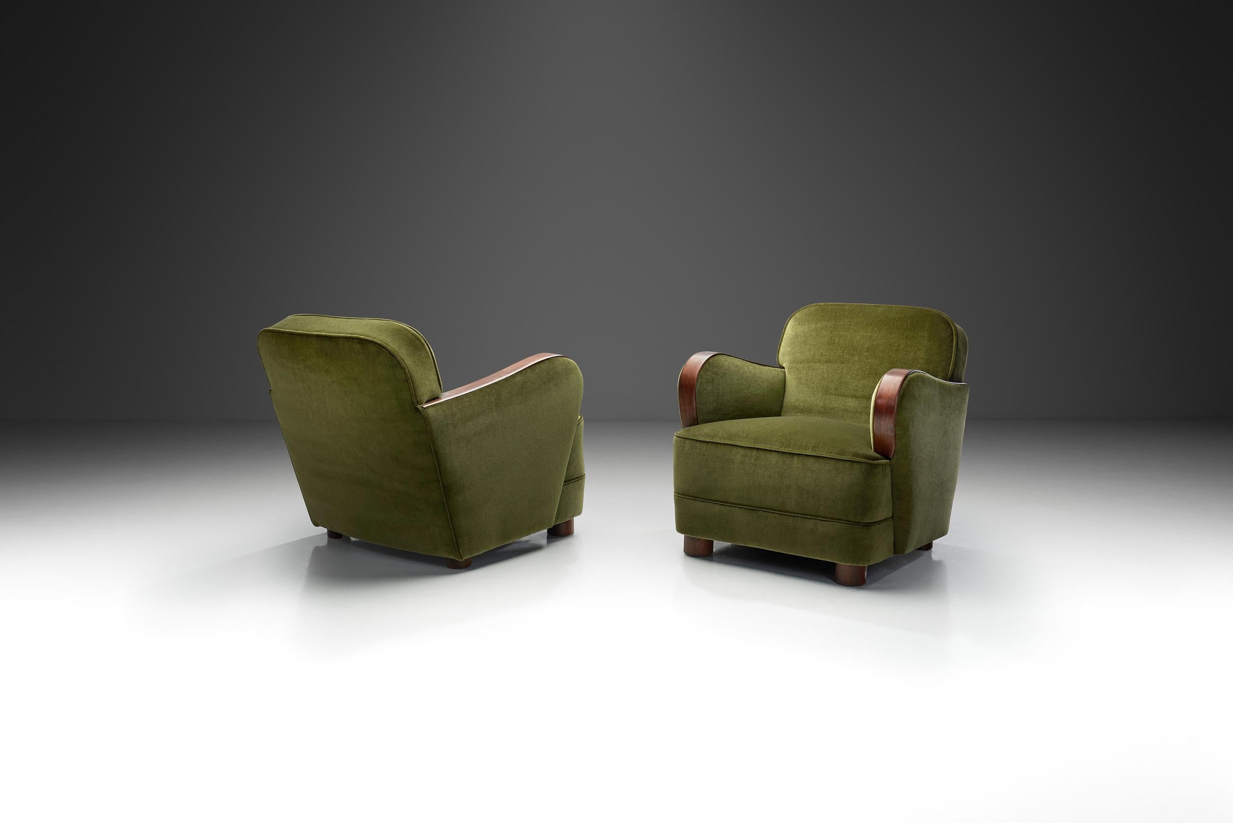 A Pair of Green Art Deco Armchairs, Europe 1930s In Good Condition For Sale In Utrecht, NL