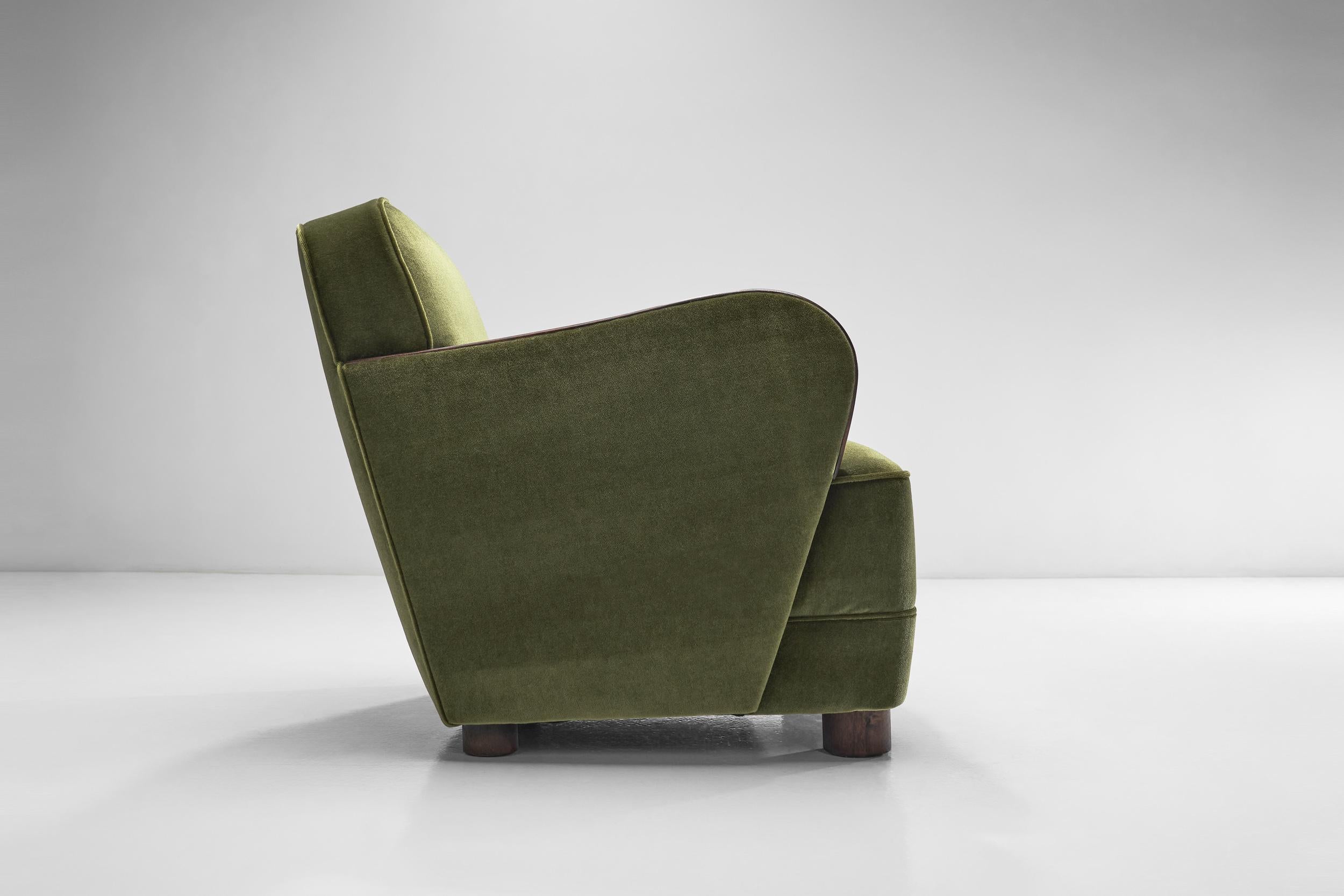 A Pair of Green Art Deco Armchairs, Europe 1930s For Sale 1