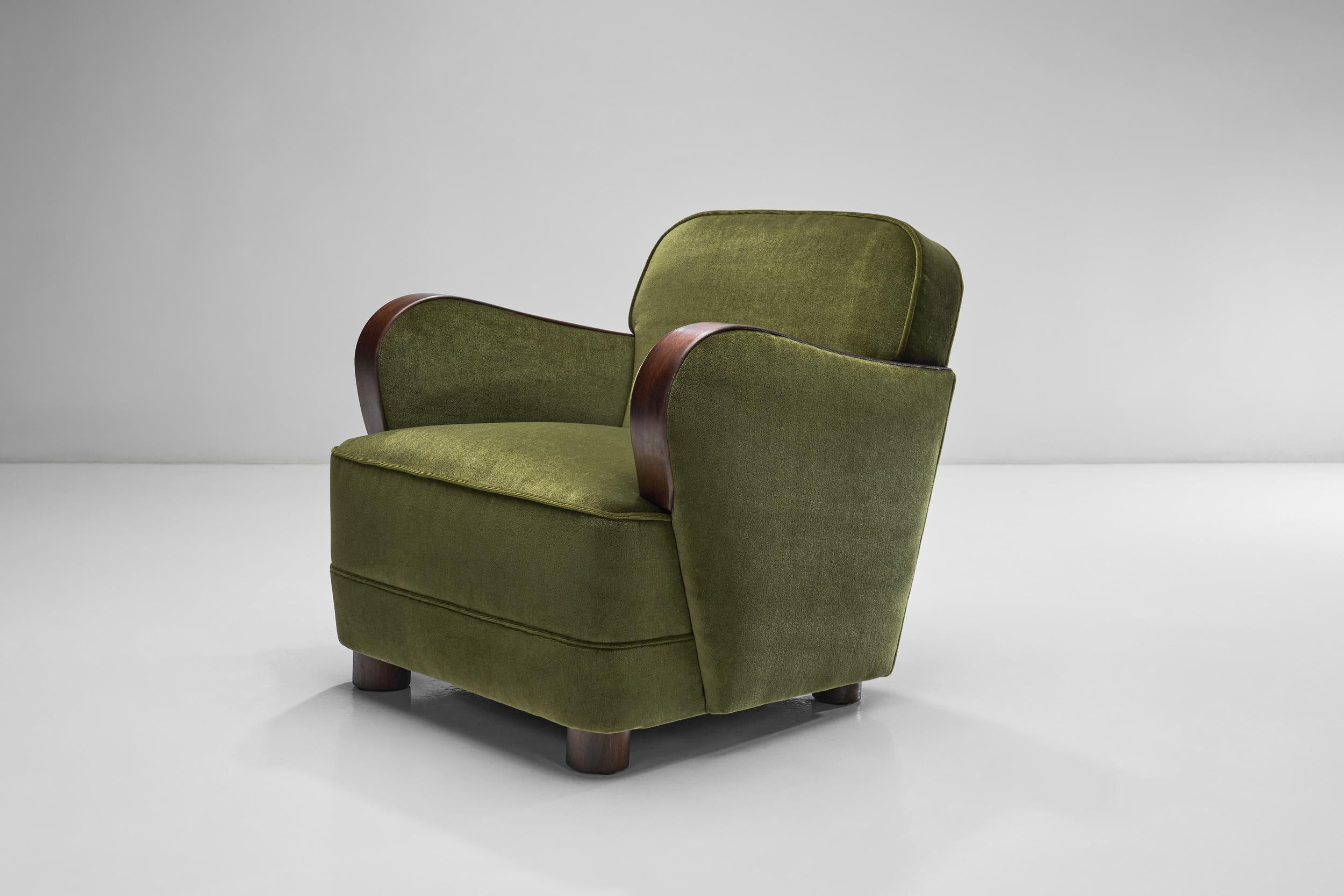 A Pair of Green Art Deco Armchairs, Europe 1930s For Sale 2