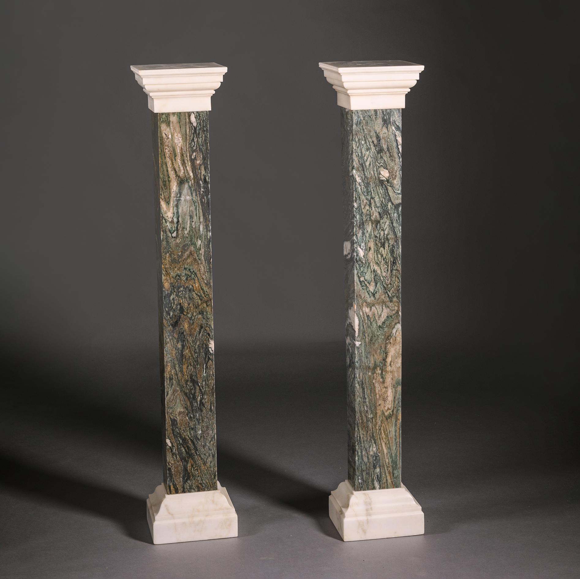 Ein Paar Sockel aus grünem Breccia- und Carrara-Marmor

Beide haben einen quadratischen Aufsatz mit gestuftem Giebel aus feinem weißen Carrara-Marmor. Die Säule aus ungewöhnlichem grünem Breccia-Marmor steht auf einem rechteckigen Fuß aus