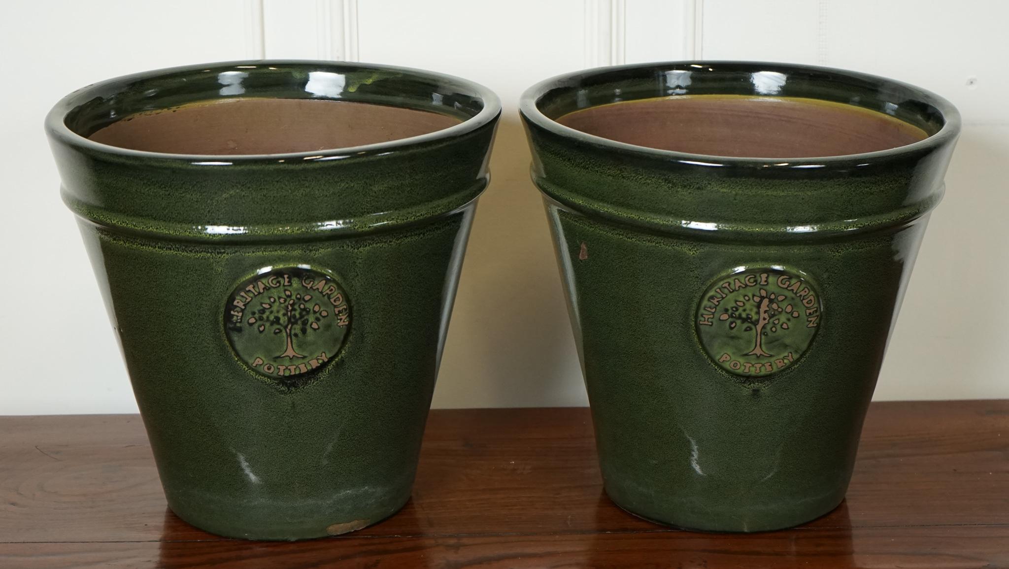 
Nous sommes ravis d'offrir à la vente une paire de pots de fleurs verts de style édouardien par Heritage Garden.

Fabriqués à partir de matériaux de haute qualité, ces pots à plantes présentent une riche couleur verte qui ajoute une touche de luxe